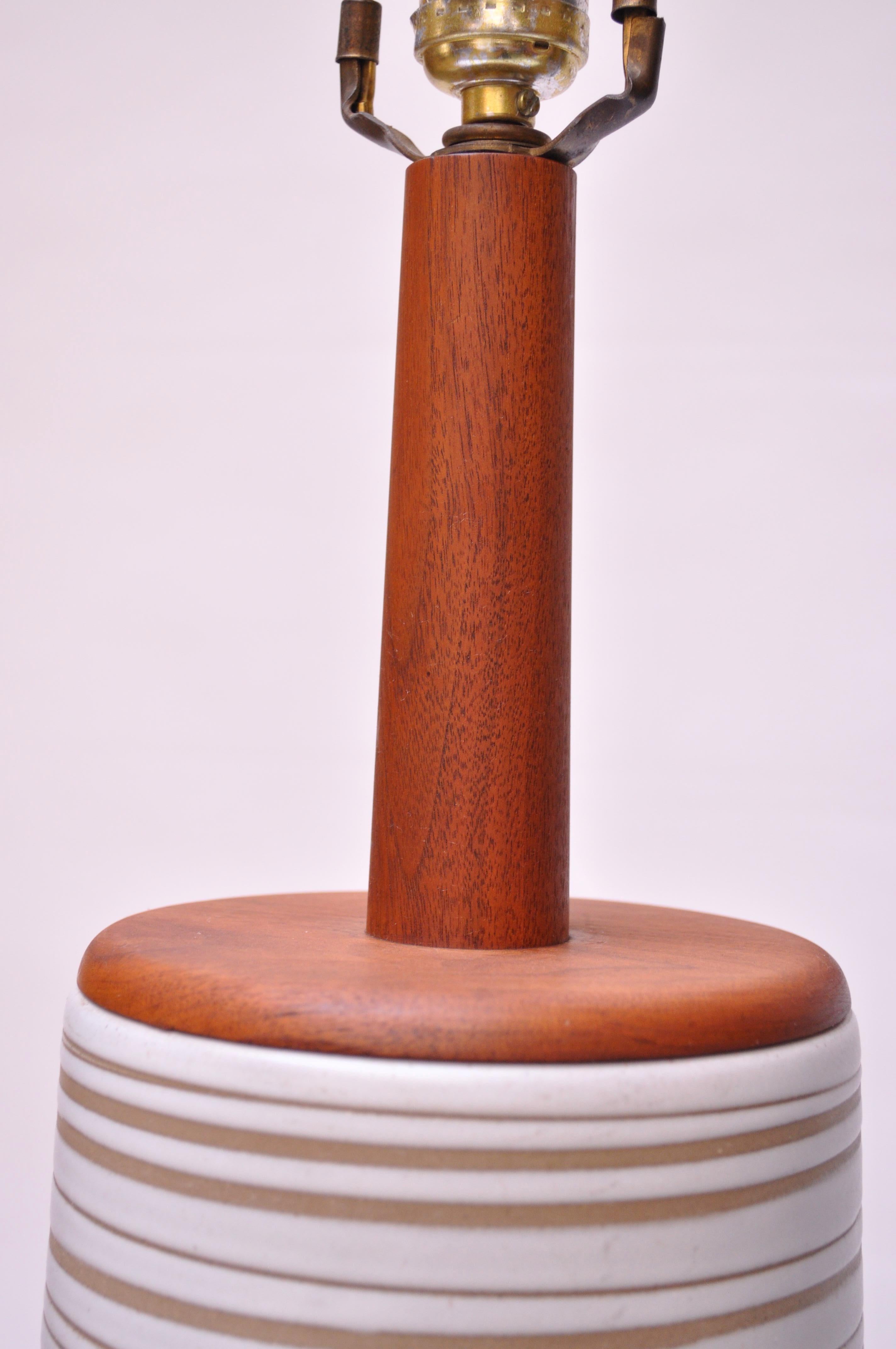 Große Tischlampe aus Nussbaum und Keramik von Gordon und Jane Martz mit Endstück im Angebot 10