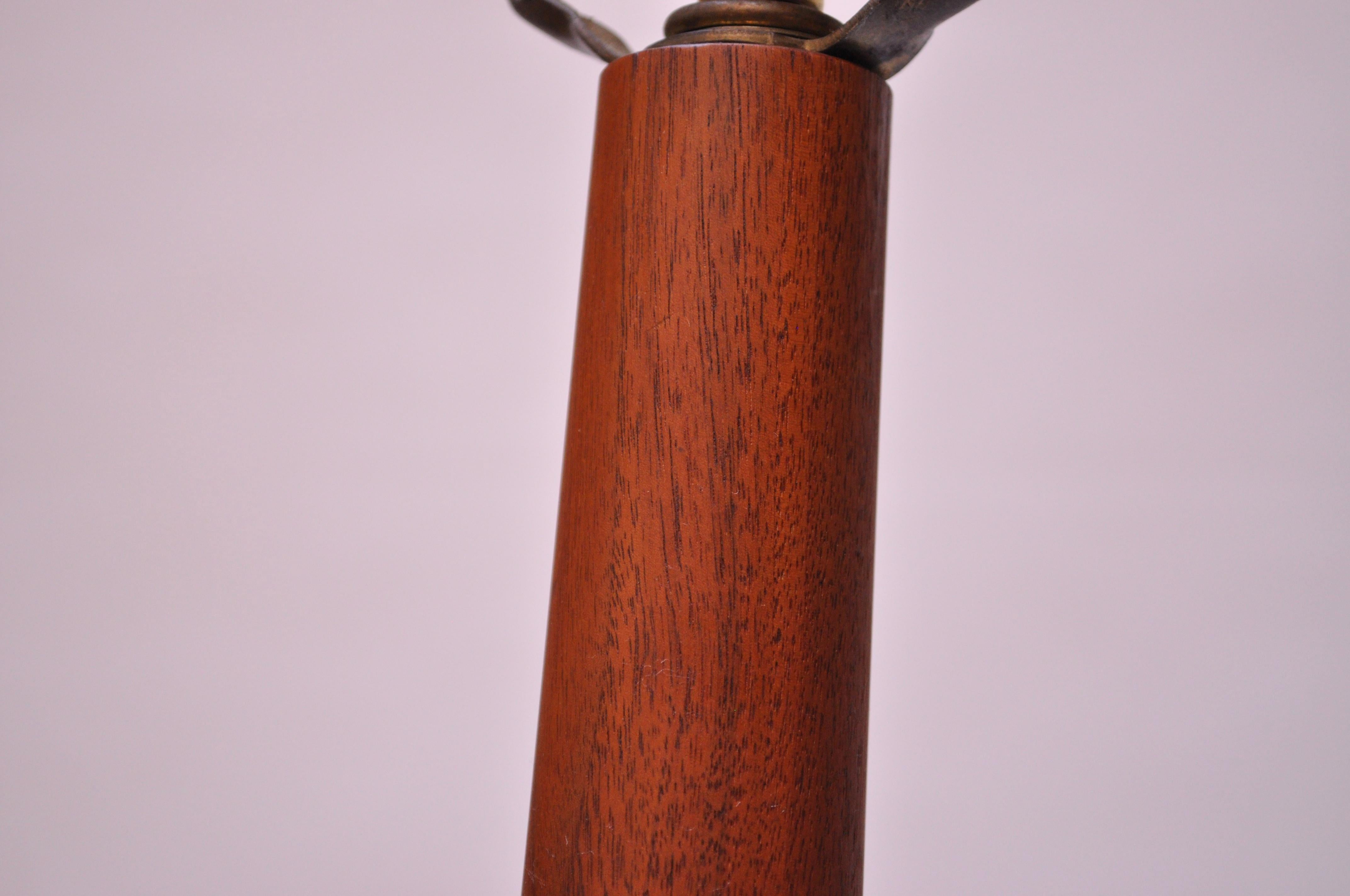 Große Tischlampe aus Nussbaum und Keramik von Gordon und Jane Martz mit Endstück im Angebot 11