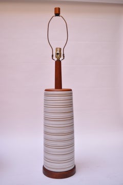 Grande lampada da tavolo in legno di noce e ceramica di Gordon & Jane Martz con terminale