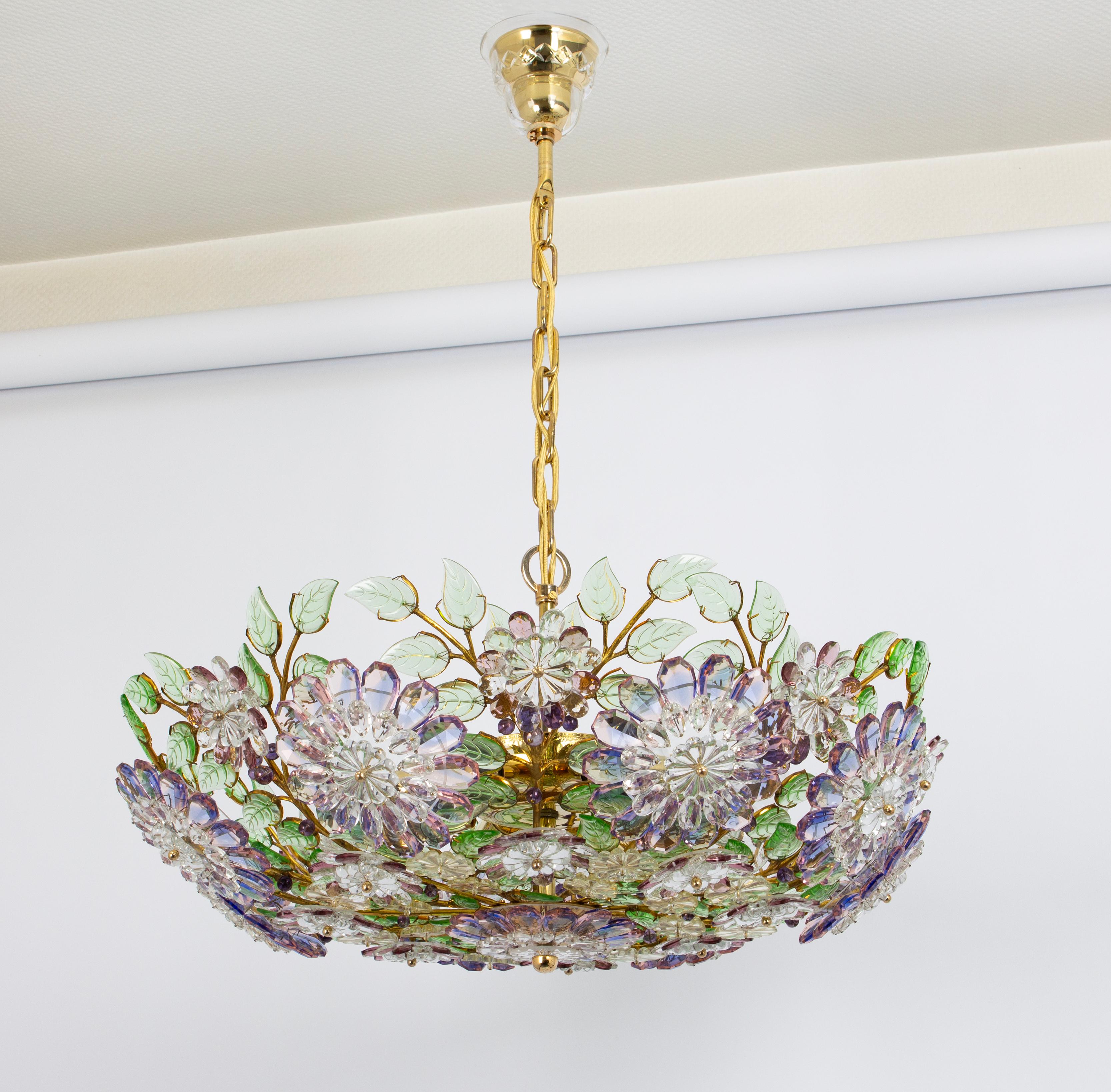 Magnifique lustre de haute qualité conçu par Palwa, Allemagne, années 1970 (il est documenté dans le catalogue de vente de Palwa).
Il est composé d'un cadre en laiton doré et de nombreux cristaux. Grande échelle et détails exquis.
Le lustre peut