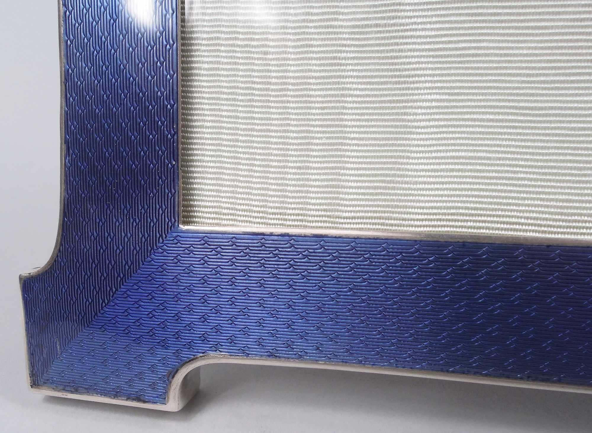 Grande y precioso marco inglés Art Decó de esmalte azul, 1927 en venta 1