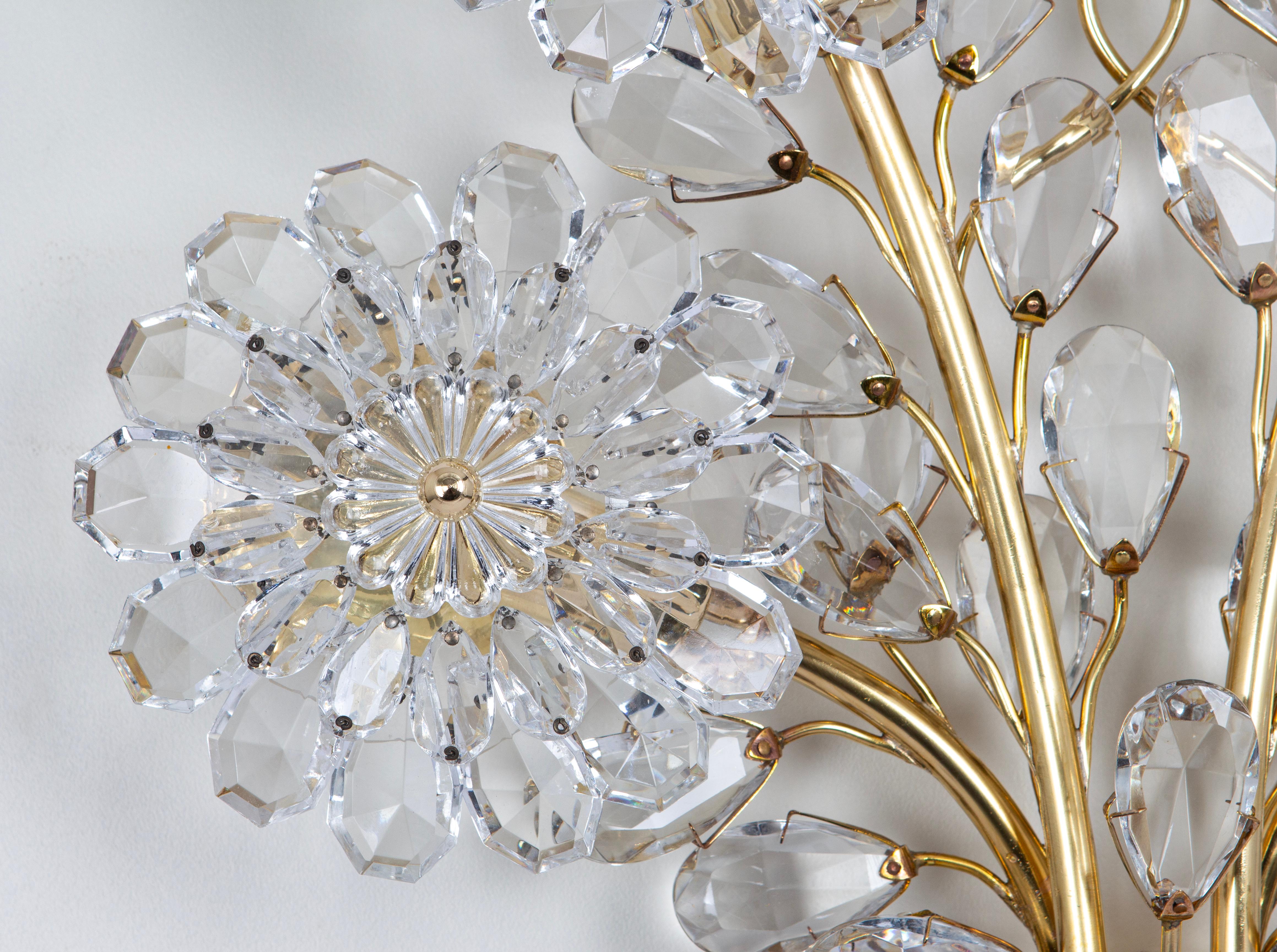 Fin du 20e siècle Grande applique à fleurs en verre doré et cristal Bagues, Palwa, 1970 en vente
