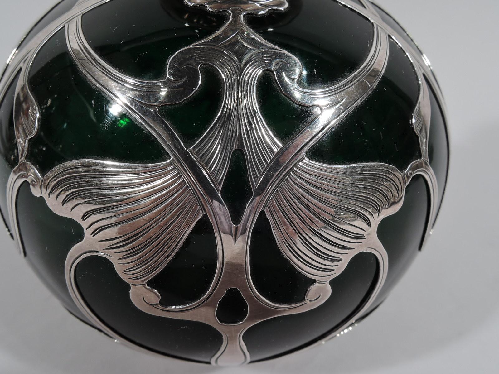 Perfume grande Gorham Art Nouveau de cristal verde con superposición de plata siglo XX en venta