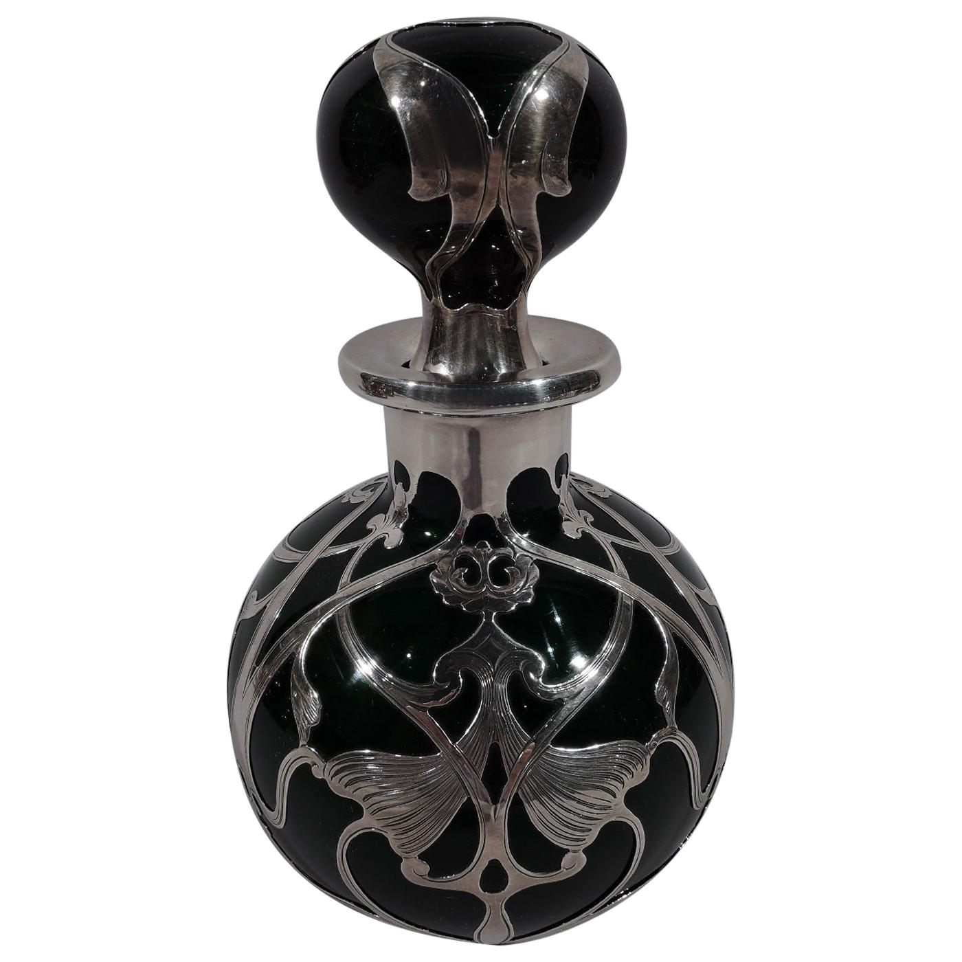 Grand parfum Gorham Art Nouveau en verre vert avec incrustation d'argent en vente