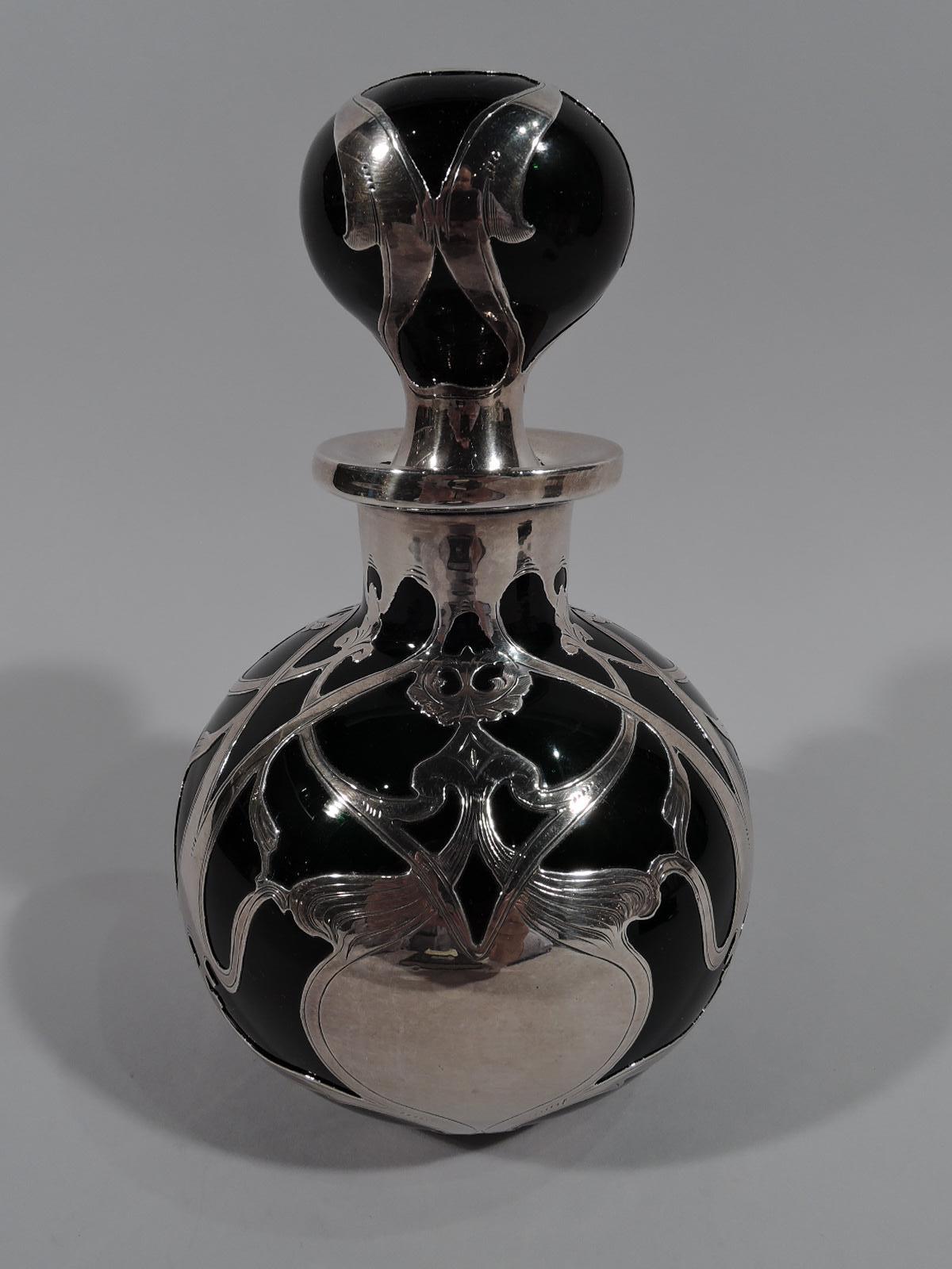 Grand parfum en verre Art Nouveau du début du siècle avec un recouvrement en argent gravé. Fabriqué par Gorham à Providence. Globulaire avec un bord évasé. Bouchon à bille avec bouchon court. Rouleaux d'argent lâches et entrelacés avec des têtes de