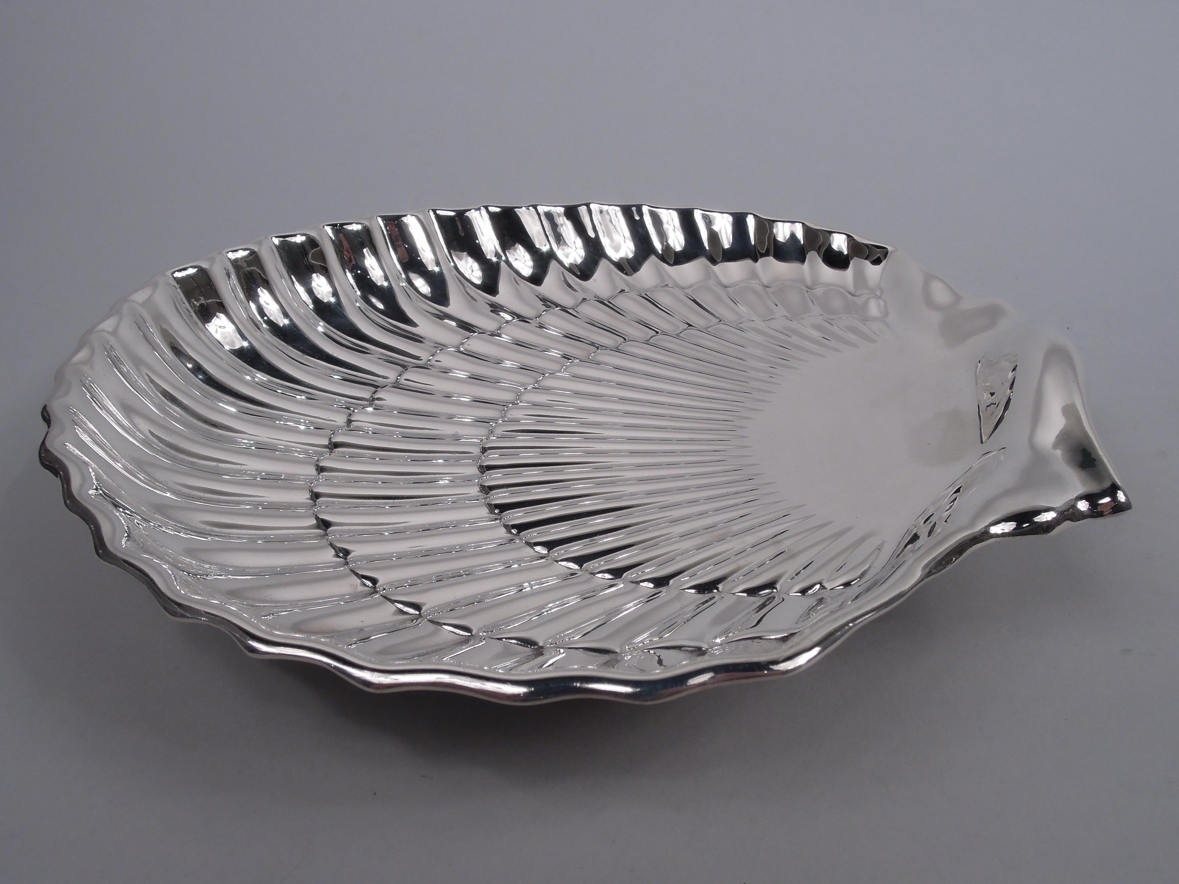 Large Gorham Modern Classical Sterling Silver Scallop Shell Dish, 1947 In Good Condition For Sale In New York, NY