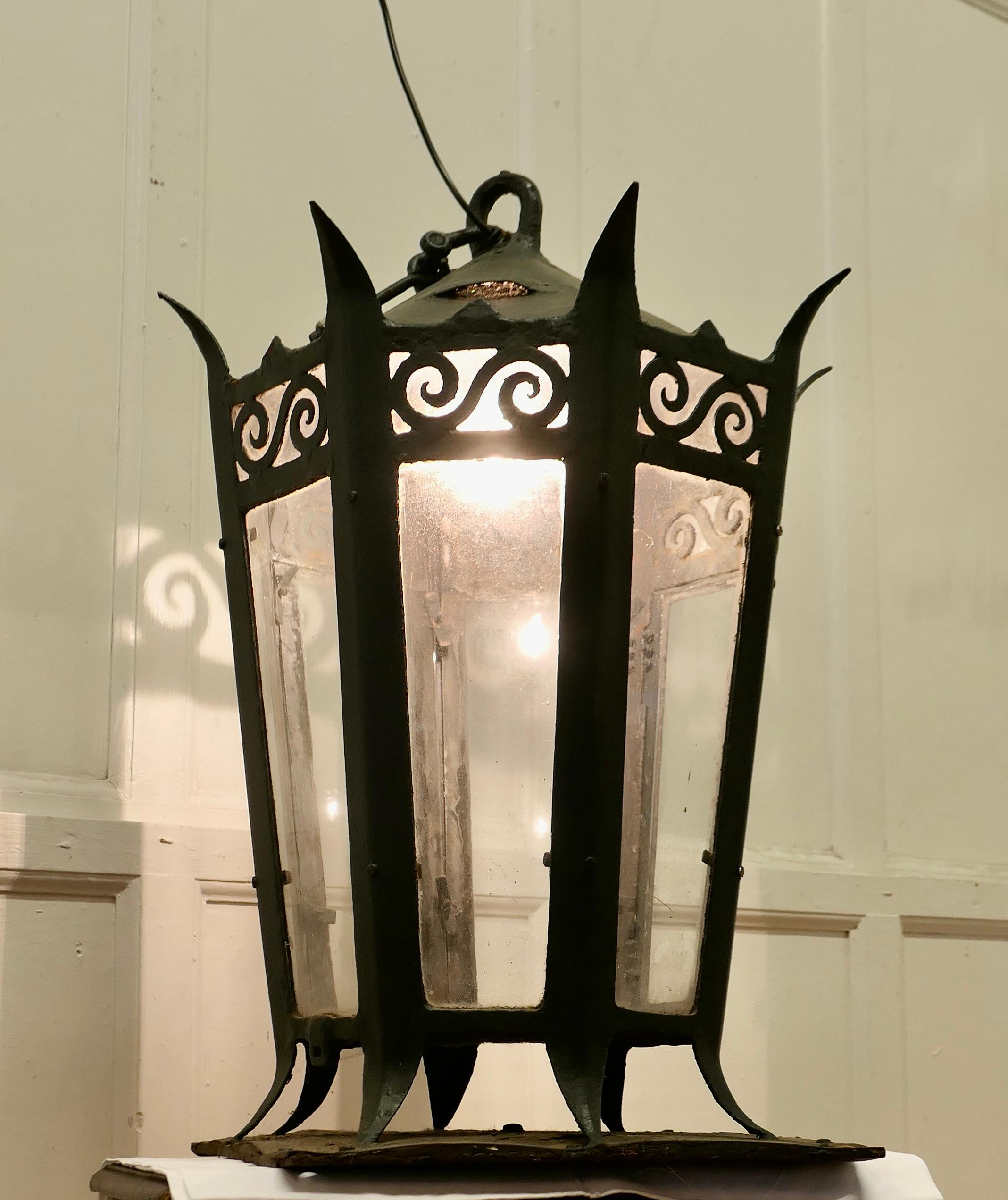Large Gothic Iron Porch or Gate Post Lantern  In Good Condition In Chillerton, Isle of Wight