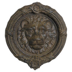 Grande battente gotico in ferro con maschera di leone   Questo è un superbo battiporta
