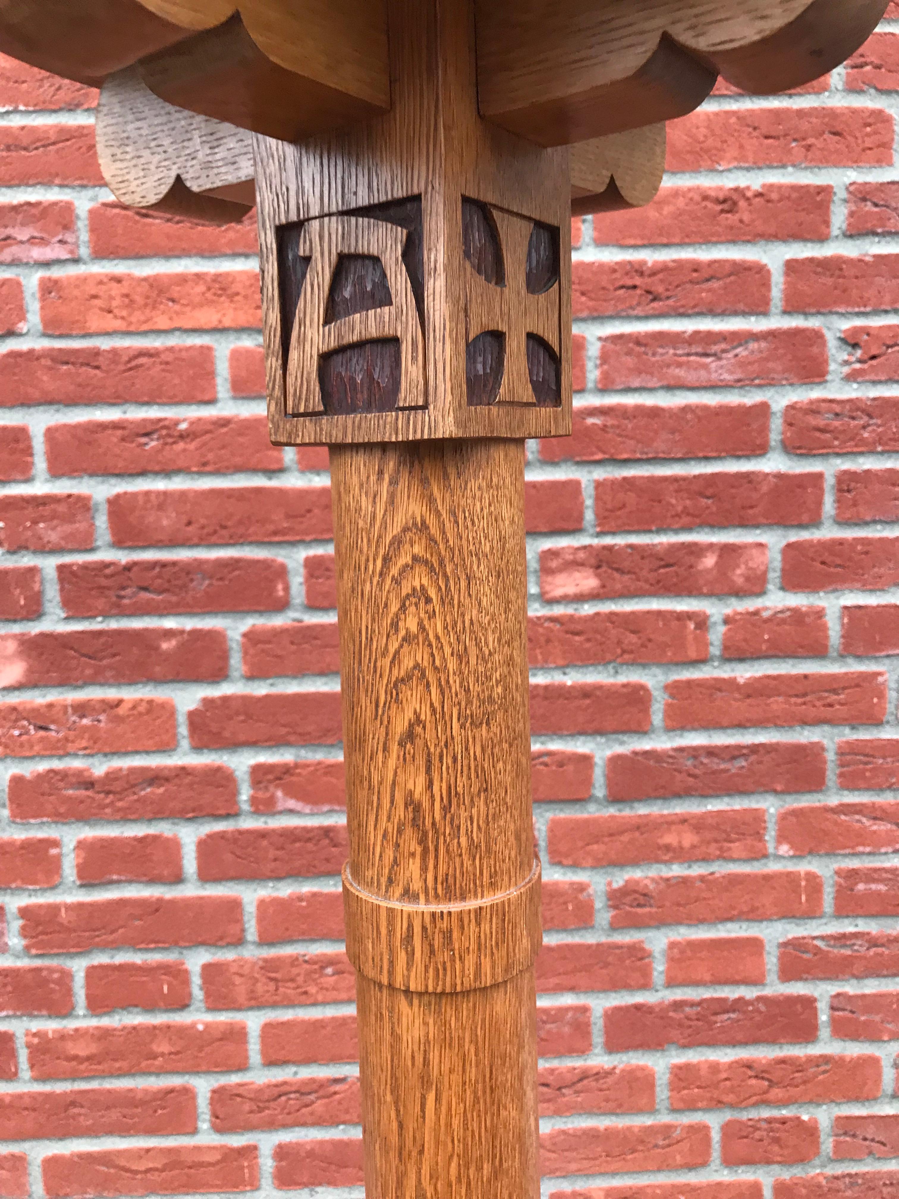 Gran pedestal expositor de iglesia de renacimiento gótico, columna con simbología tallada a mano en venta 4