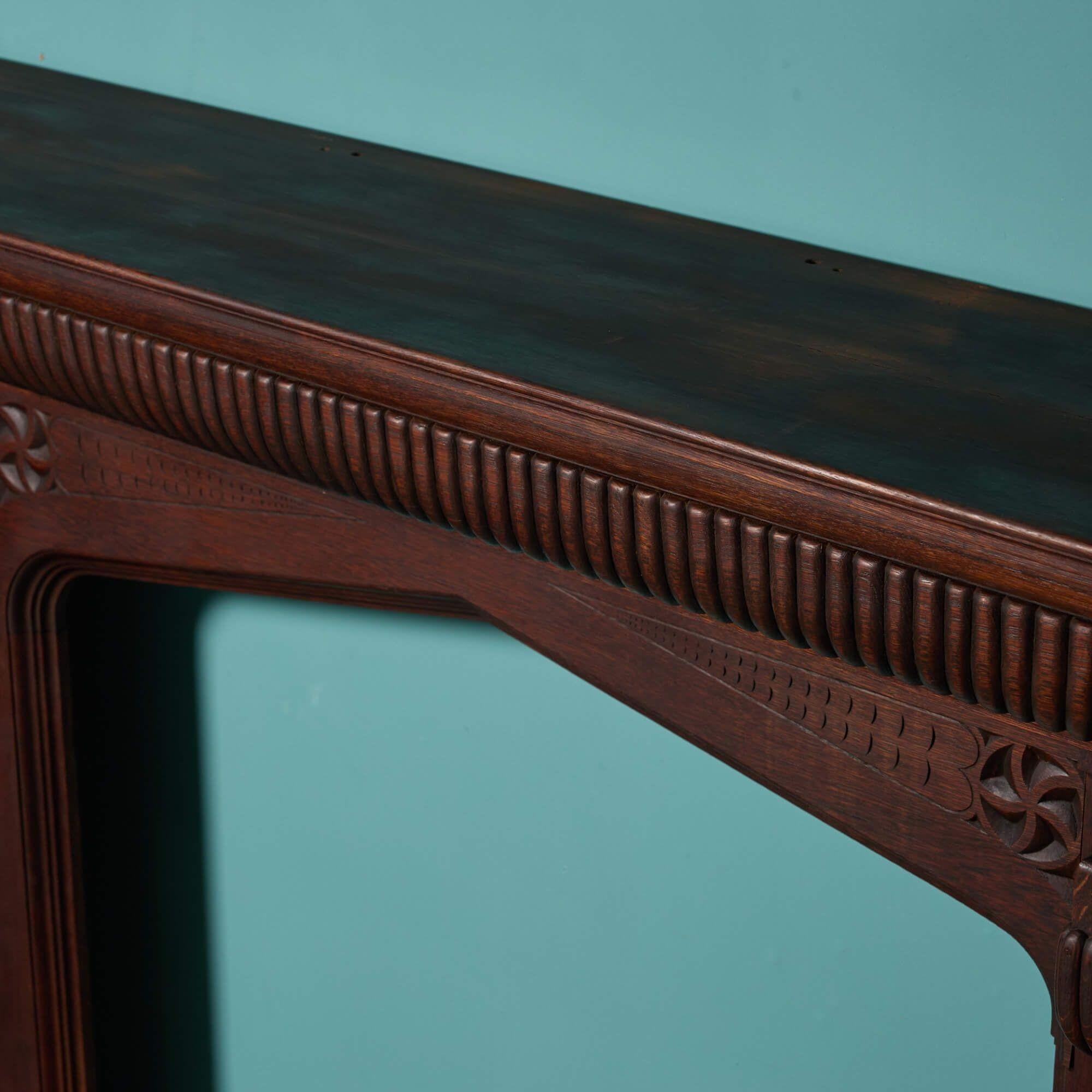 XIXe siècle Grande cheminée en chêne de style néo-gothique en vente