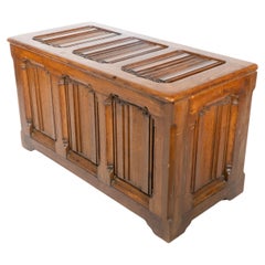 Gran cofre para mantas de roble tallado estilo renacimiento gótico al estilo de A.W.N. Pugin