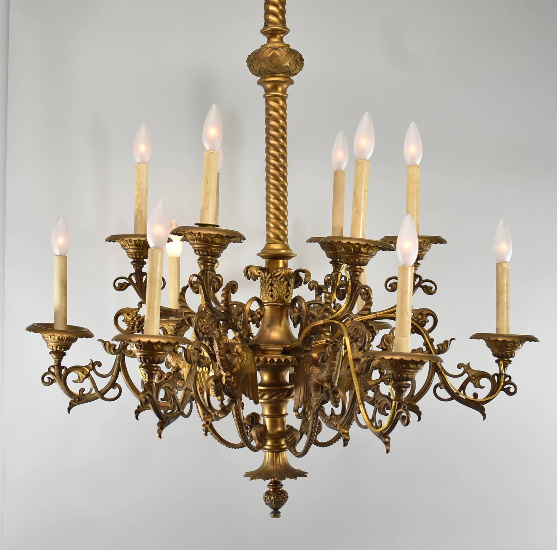 Rococo Grand lustre gothique/rococo à 12 bras en bronze à 6 branches avec oiseau mythique en vente