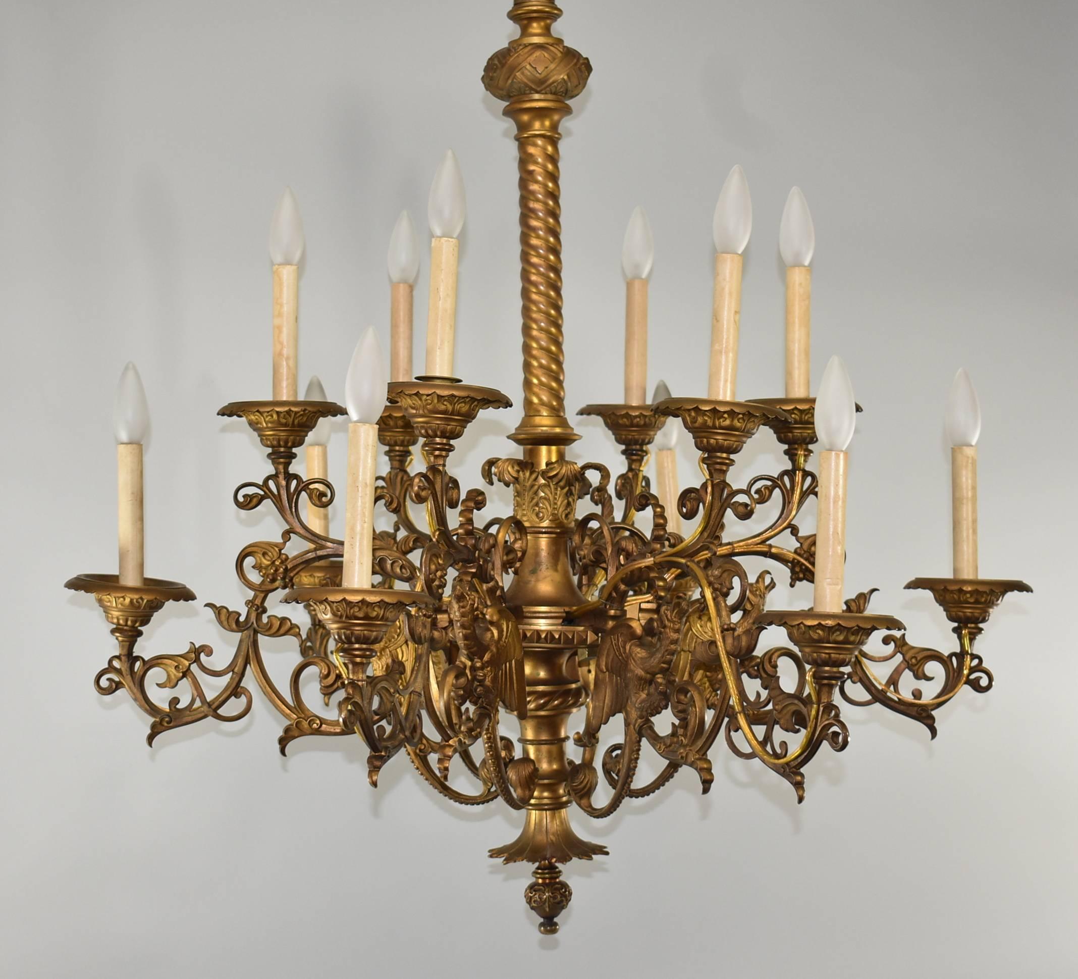 Grand lustre gothique/rococo à 12 bras en bronze à 6 branches avec oiseau mythique Bon état - En vente à Toledo, OH