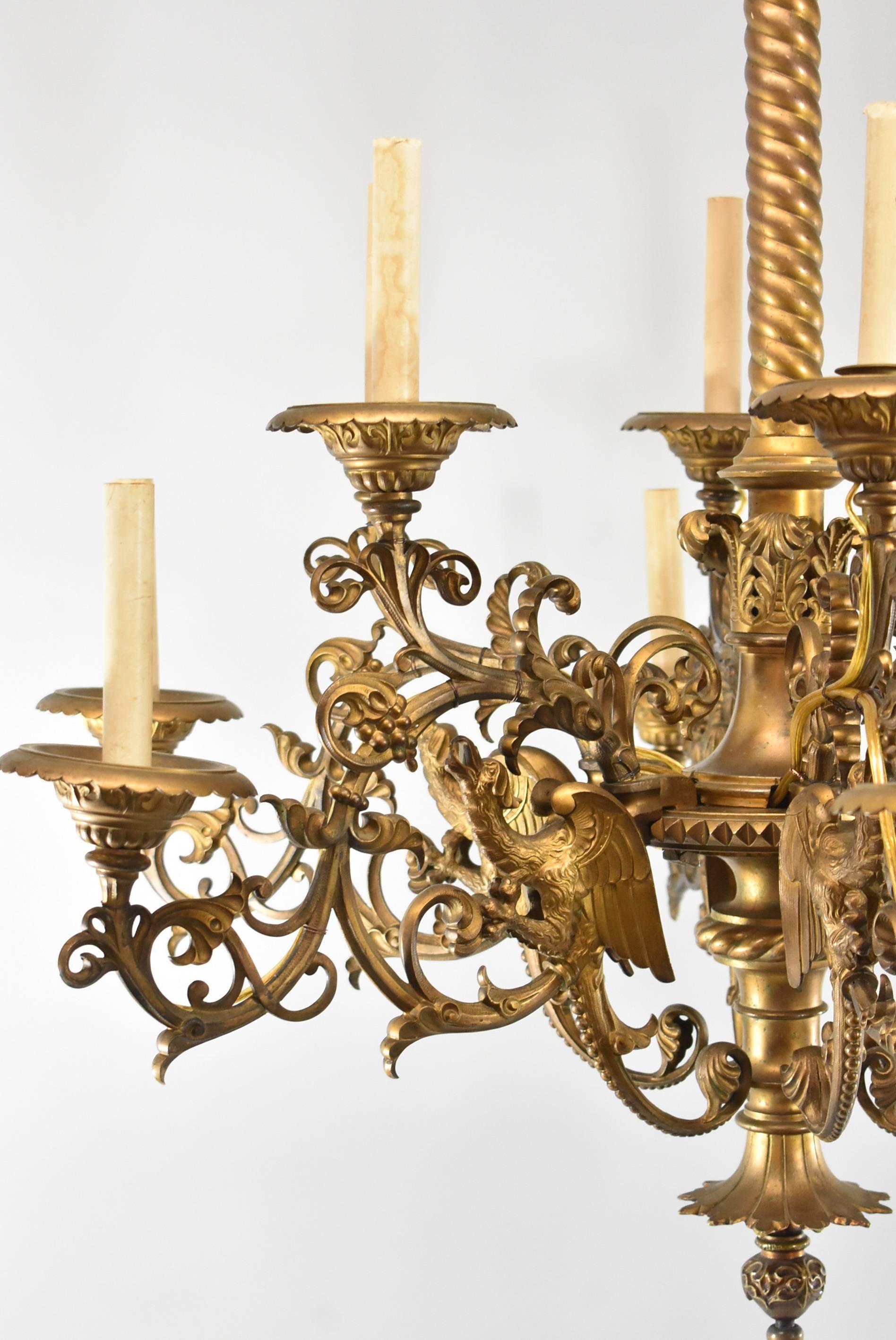 XIXe siècle Grand lustre gothique/rococo à 12 bras en bronze à 6 branches avec oiseau mythique en vente