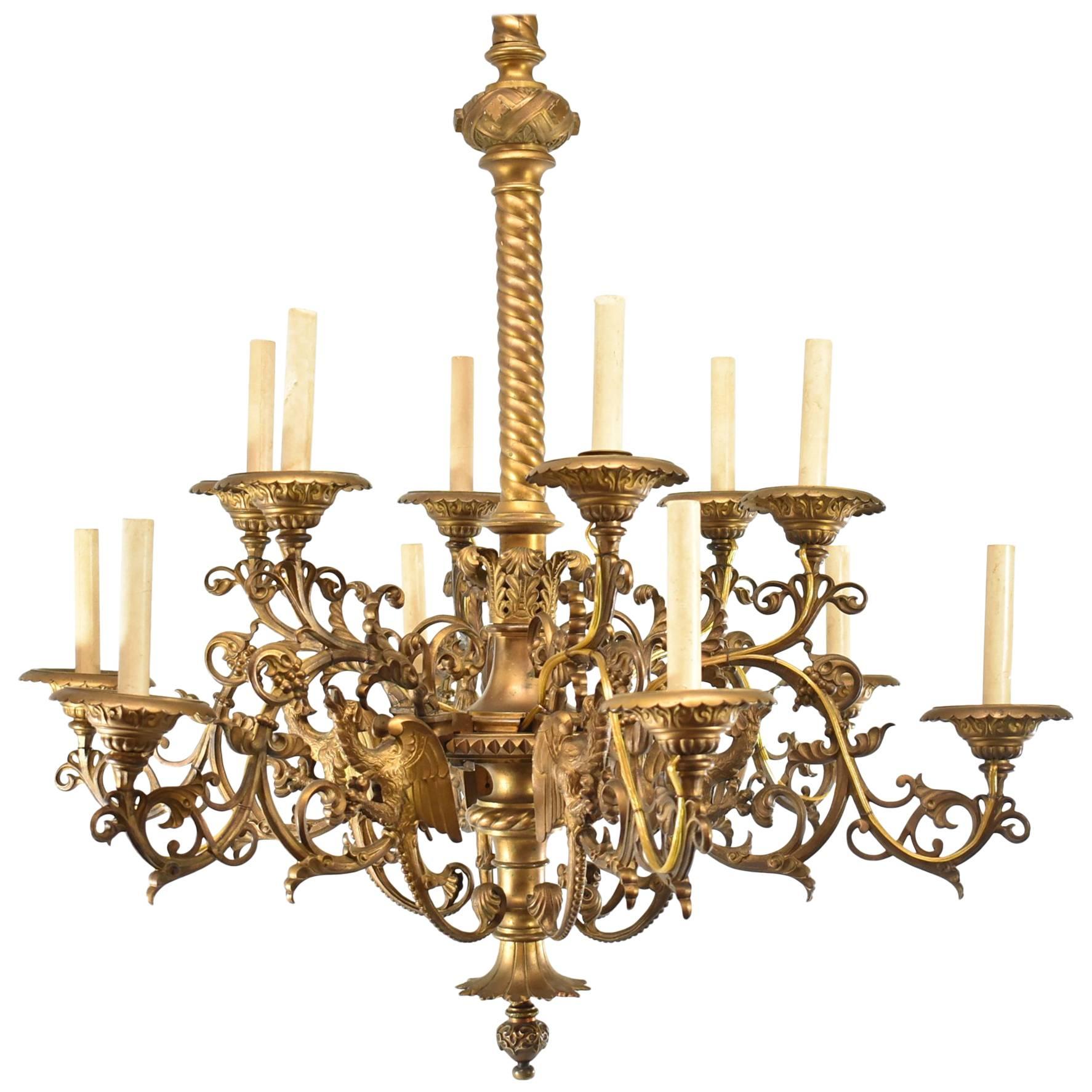 Grand lustre gothique/rococo à 12 bras en bronze à 6 branches avec oiseau mythique en vente