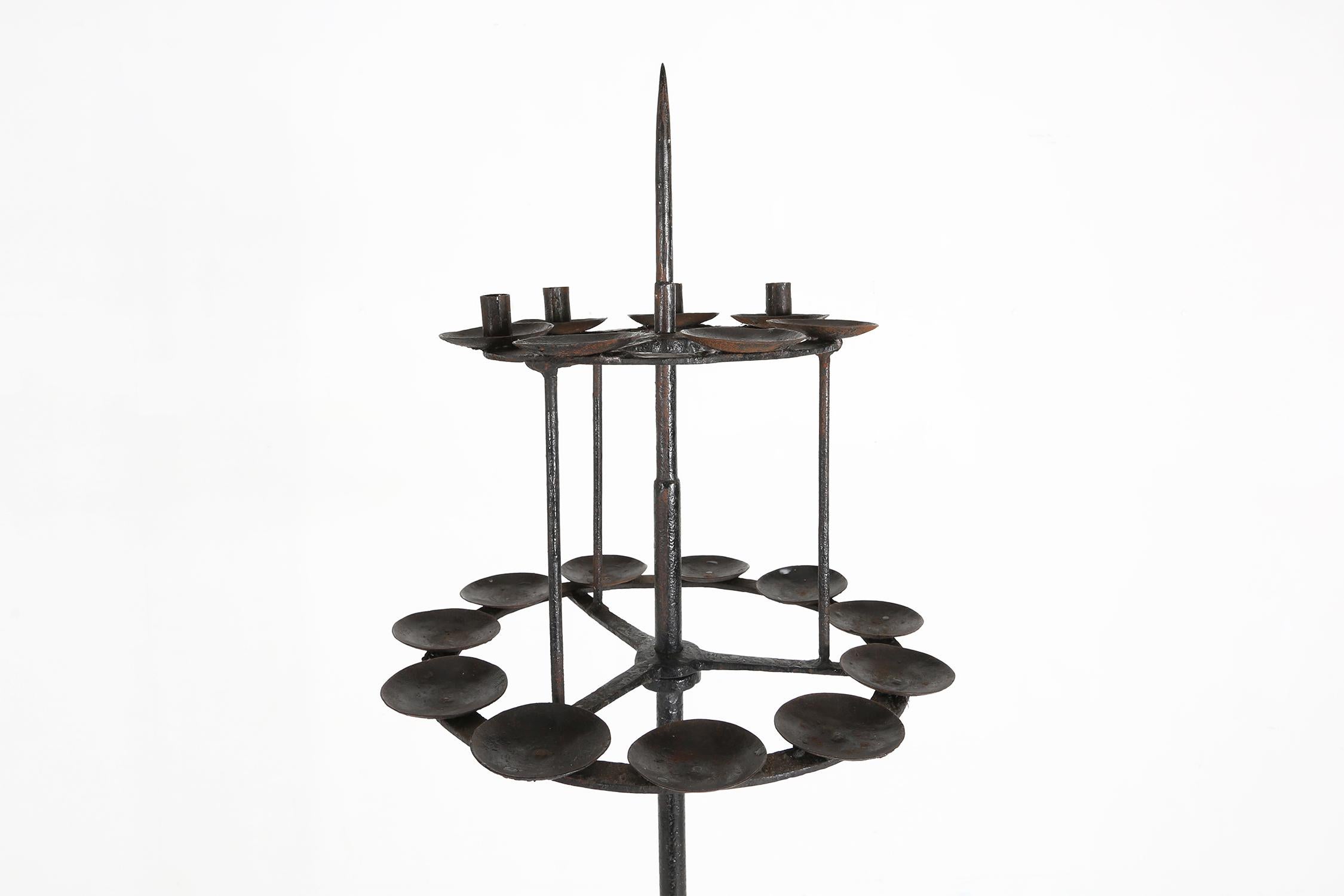 Grand chandelier gothique en fer forgé, France 1900 en vente 6