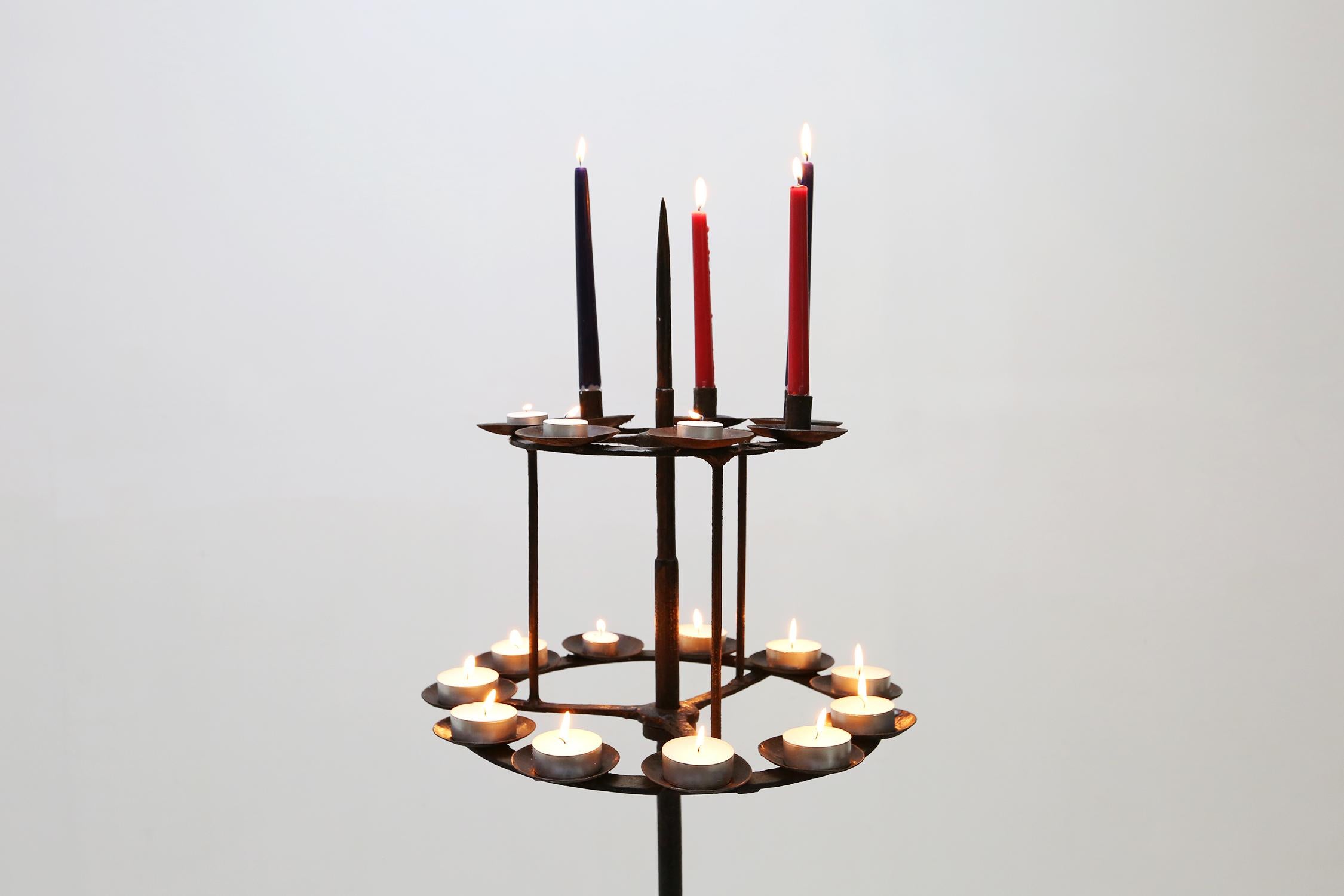 France / 1900 / bougeoir / fonte / classique / gothique / médiéval / ancien

Très grand chandelier ancien avec deux niveaux de bougies dans le style médiéval. Fabriqué en fer forgé vers 1900 en France. Cette pièce unique présente une belle patine