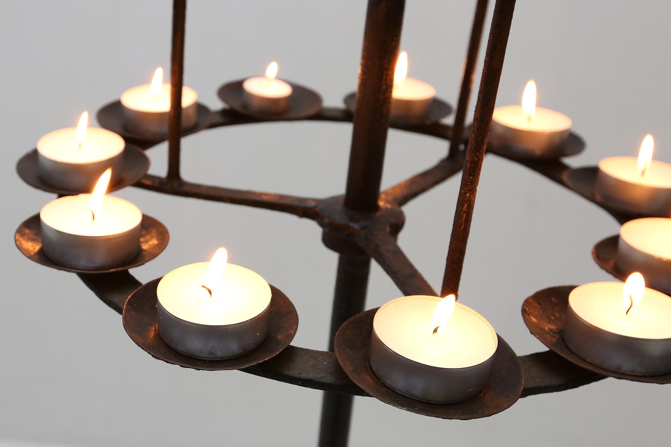 Français Grand chandelier gothique en fer forgé, France 1900 en vente