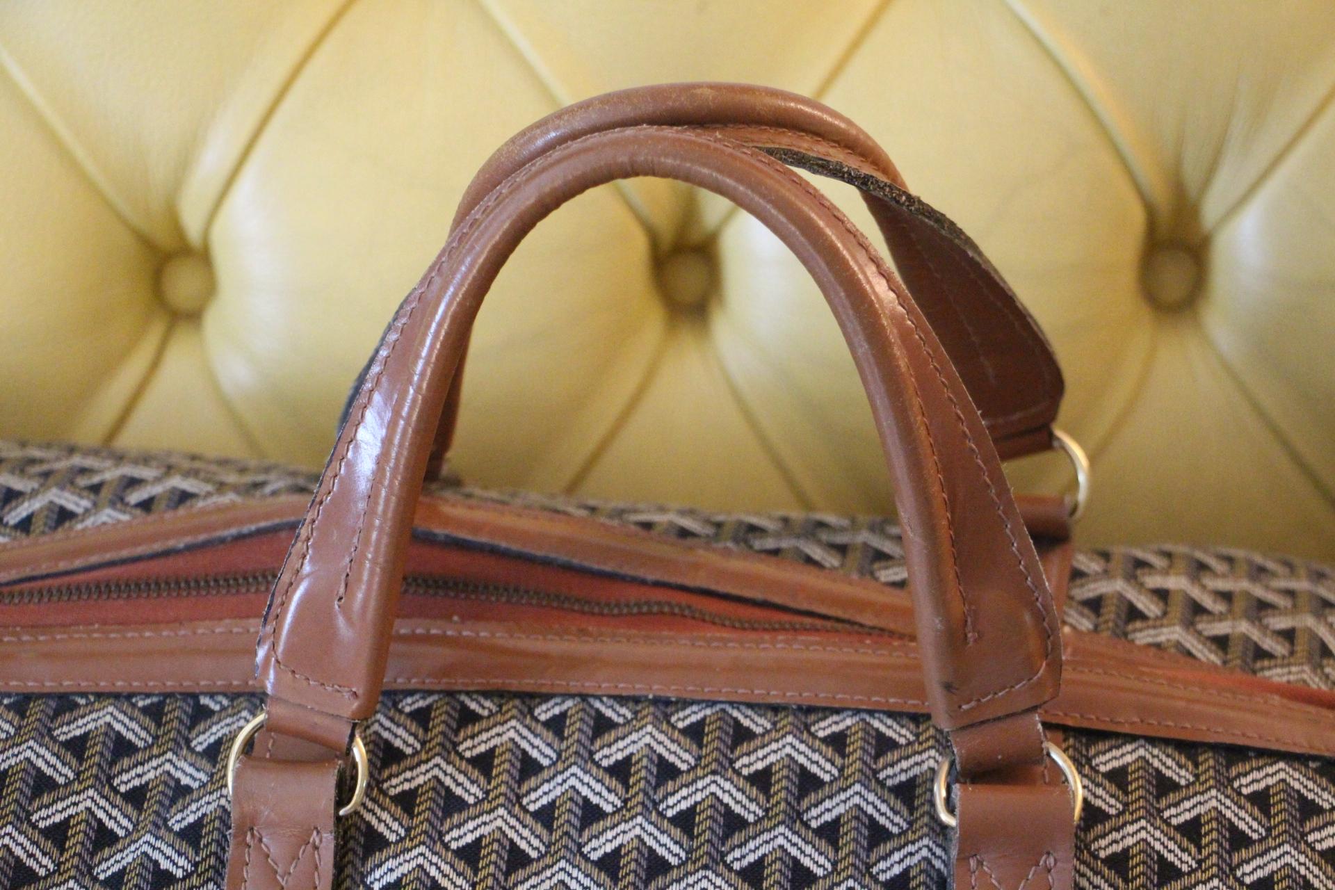 This very nice Goyard bag features the very famous Goyard chevrons canvas as well as many pieces of honey color leather.It has got 2 comfortable leather handles and opens on the top thanks to its zip. A JF monogram was embossed on one leather