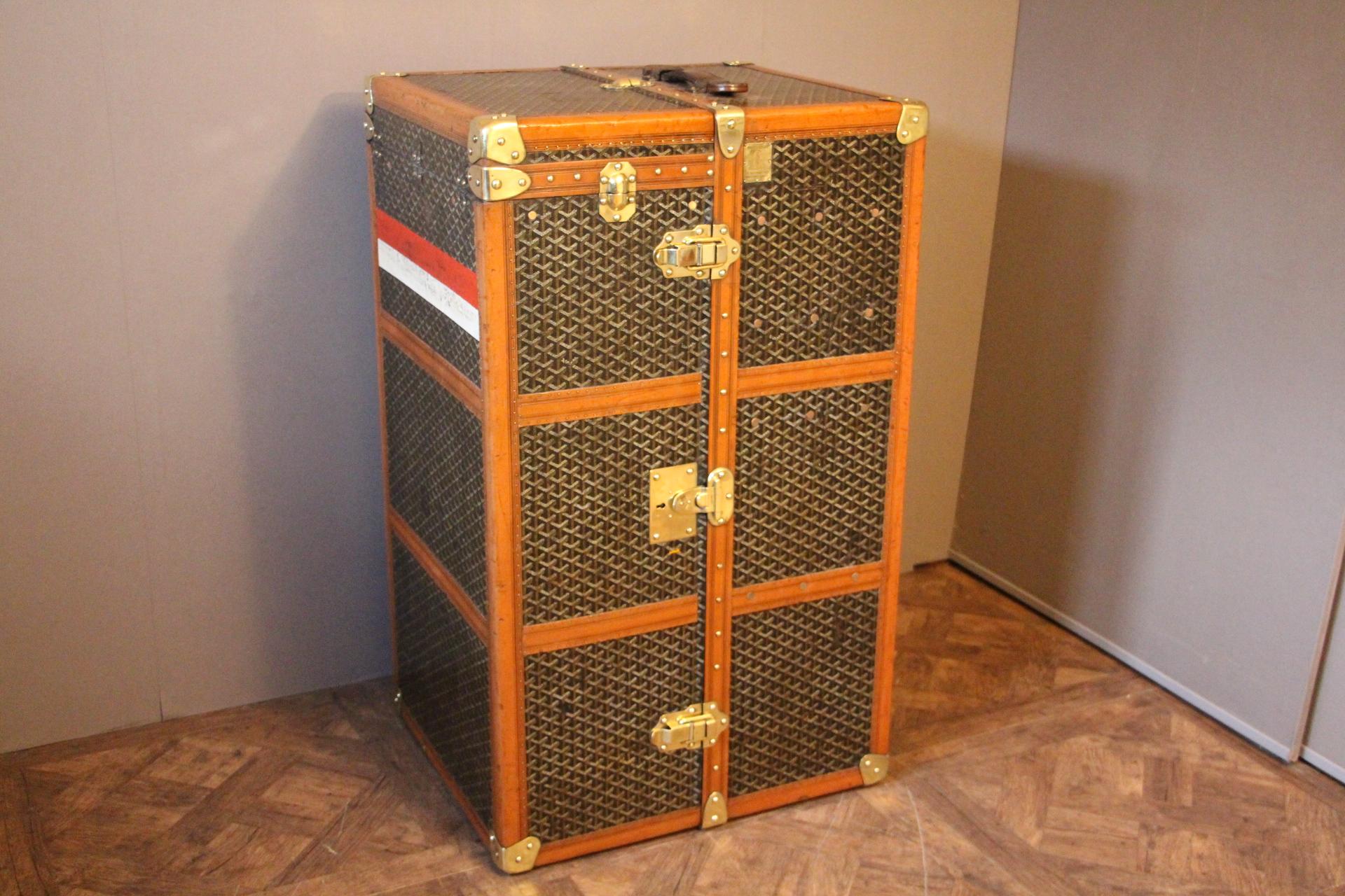 This beautiful Goyard wardrobe features the very famous and sought after chevrons canvas as well as all solid brass fittings: lock, clasps and corners. Its main lock is stamped Goyard. It still has got its original brass plaque, stamped Goyard.
Top