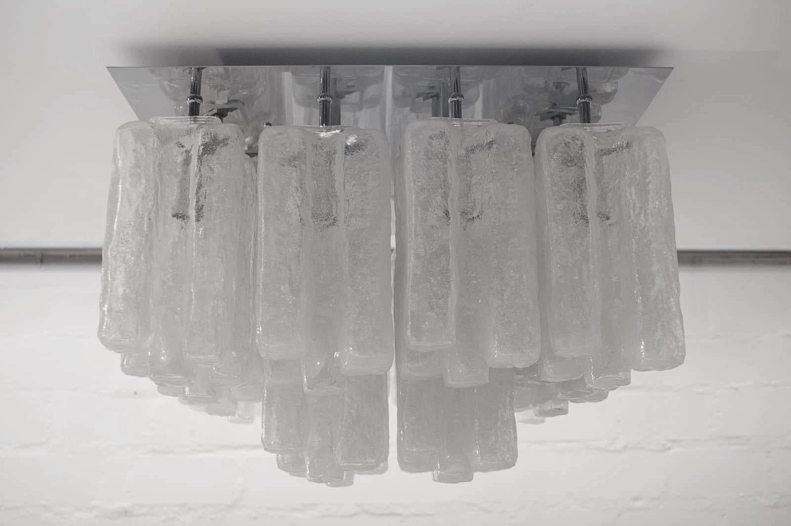 Diese große, flächenbündige Deckenleuchte besteht aus sechs dicken, strukturierten Eisglaselementen (Granadas), die an einem Chromrahmen befestigt sind. Sie verwendet sechzehn kleine E14-Glühbirnen. Die Abmessungen jedes Glasanhängers betragen 11,5