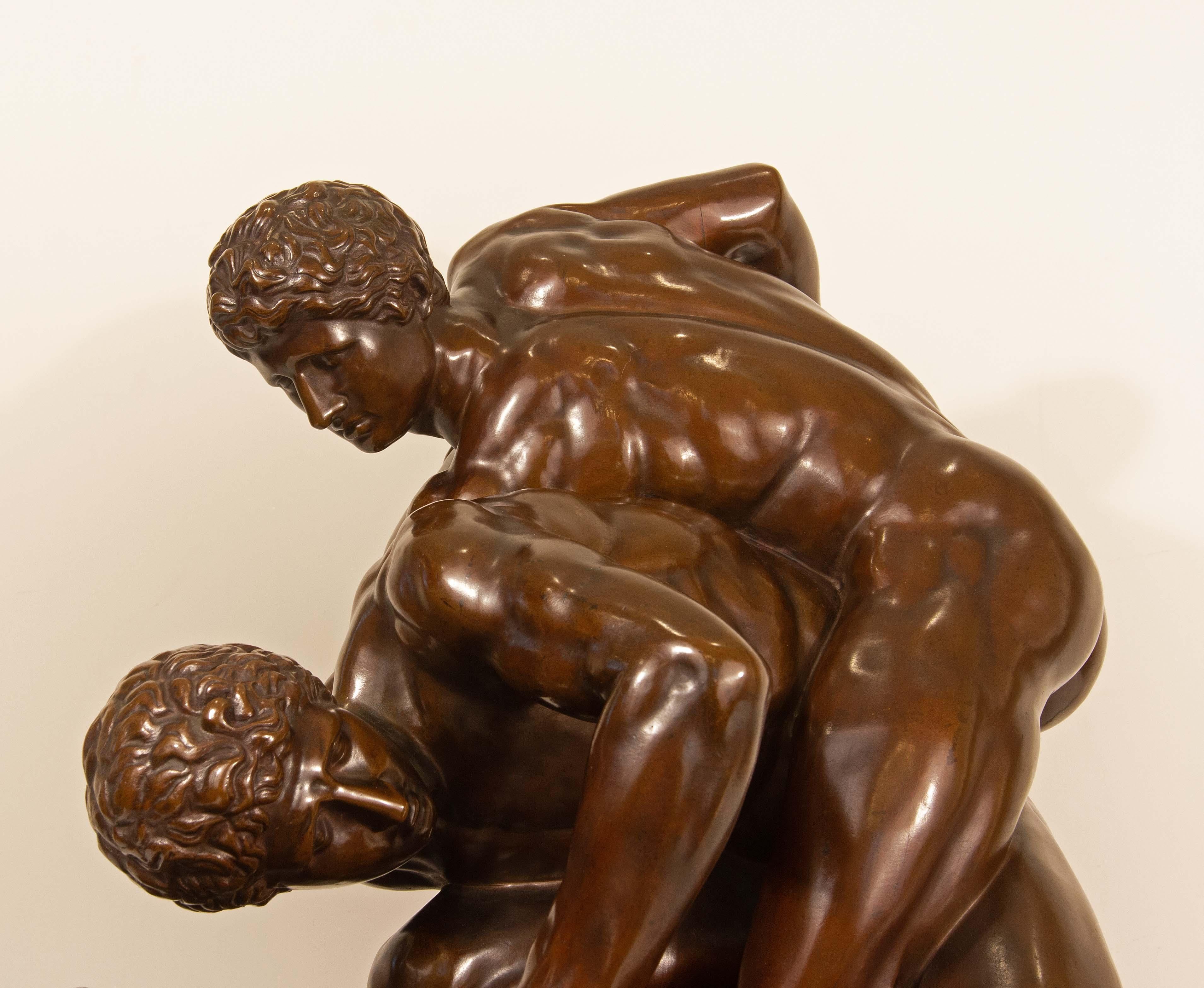 Patiné Grande sculpture Grand Tour en bronze - Lutteurs gréco-romains d'Uffizi  Barbedienne en vente