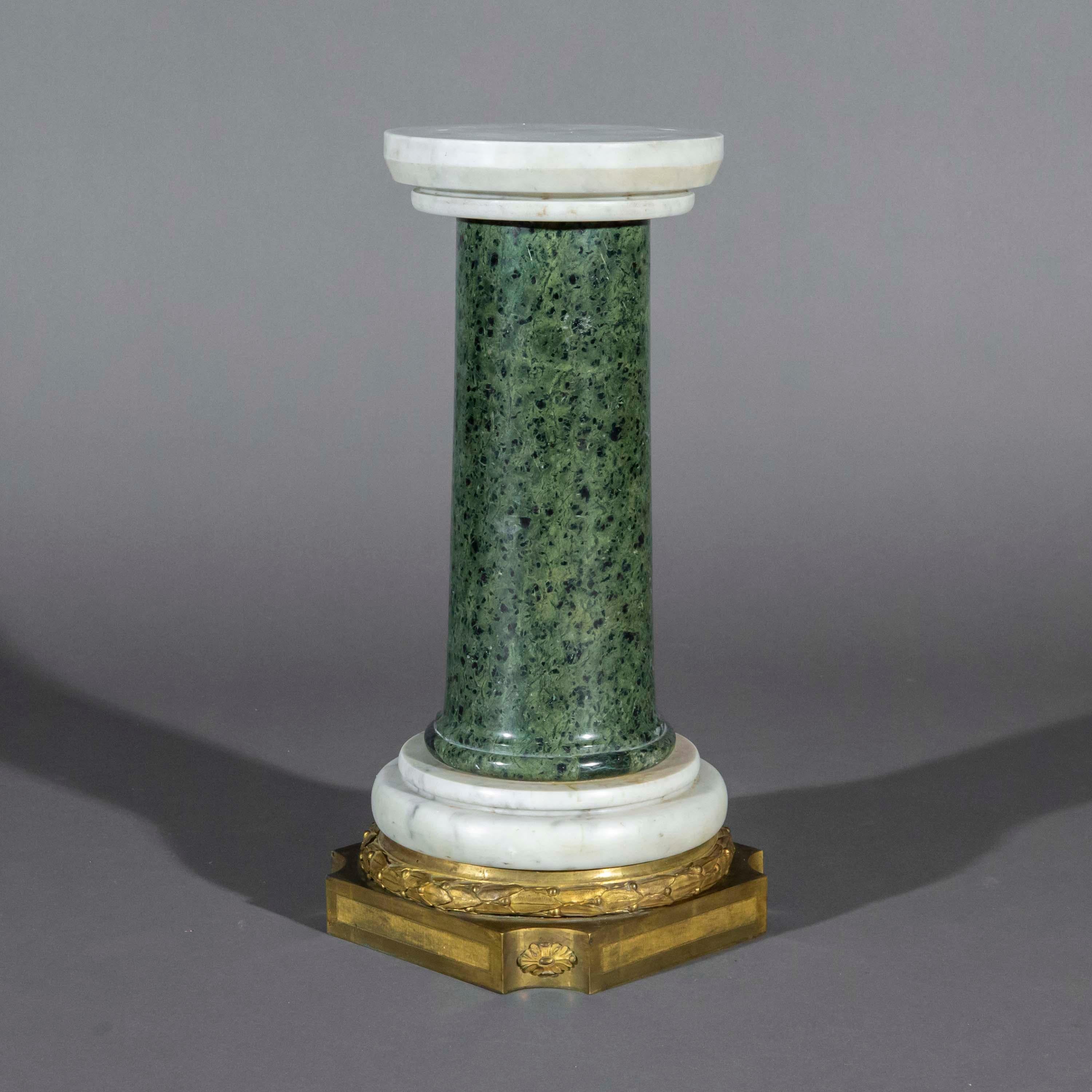 italien Grand socle à colonne en marbre Grand Tour en vente