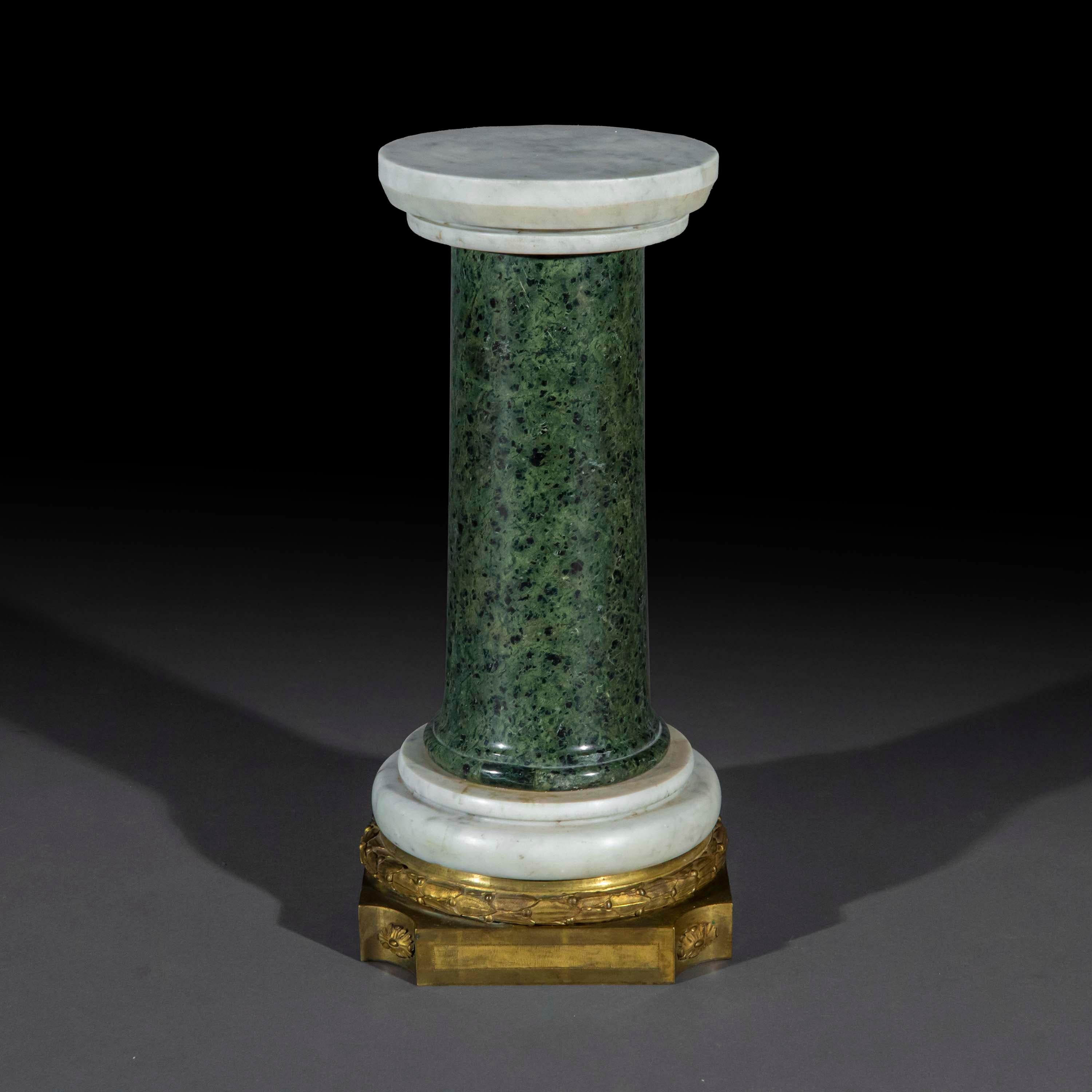 Grand socle à colonne en marbre Grand Tour en vente 1