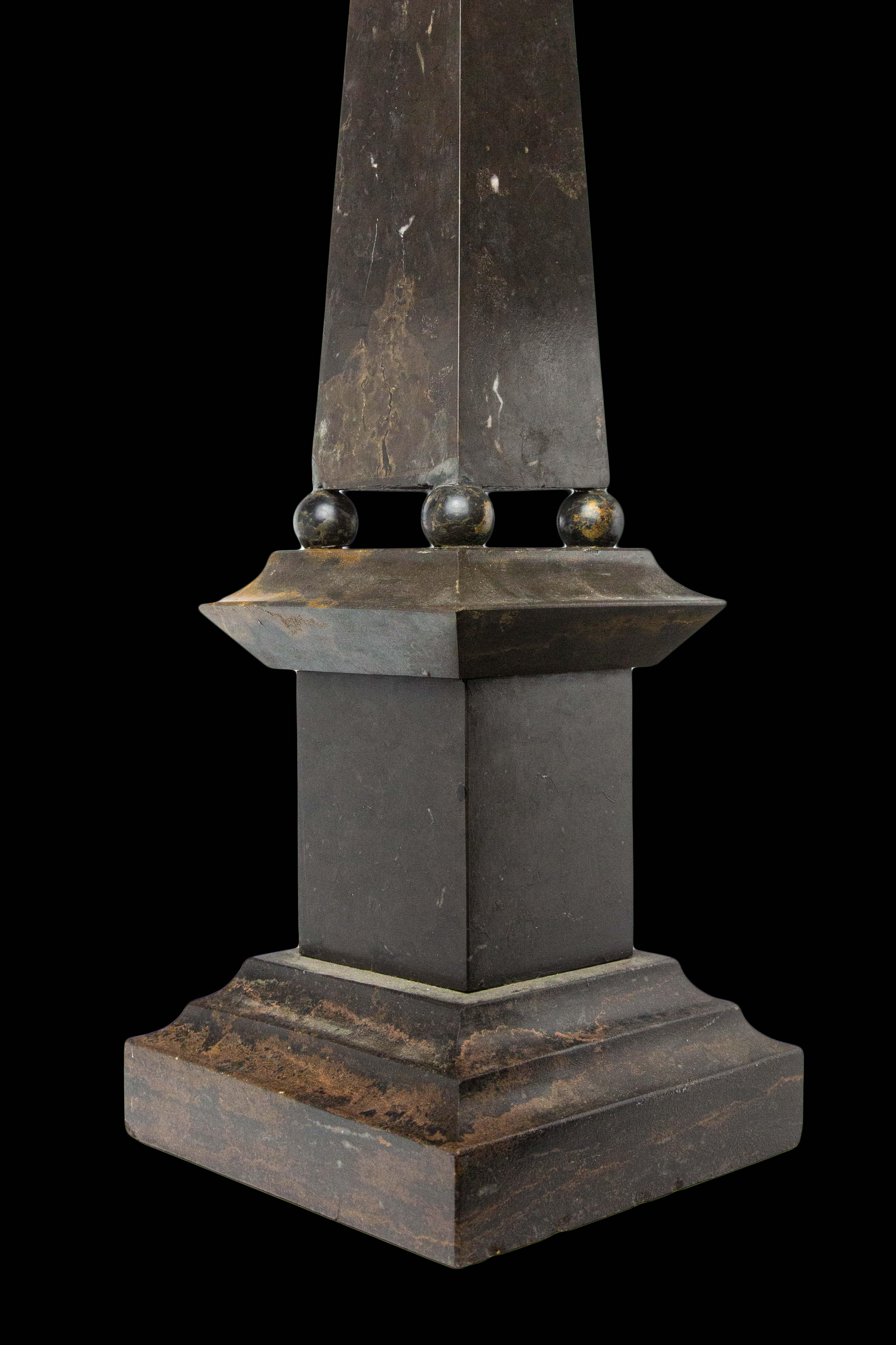 Obelisk aus Granit und Metall (20. Jahrhundert) im Angebot