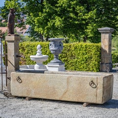 Großer Granitbrunnen mit Säule, aus einem massiven Block gehauen, 21.