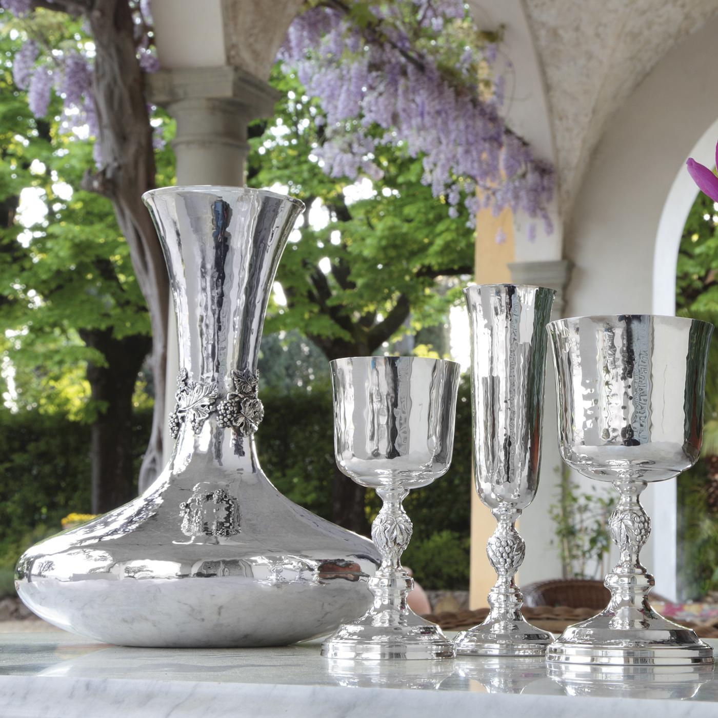 This large decanter features elegant grapevine detailing on its neck. It is designed to elevate the bouquet and taste of the liquor. Made from silver, it offers antibacterial and antimicrobial properties, making it perfect for storage. It has an old