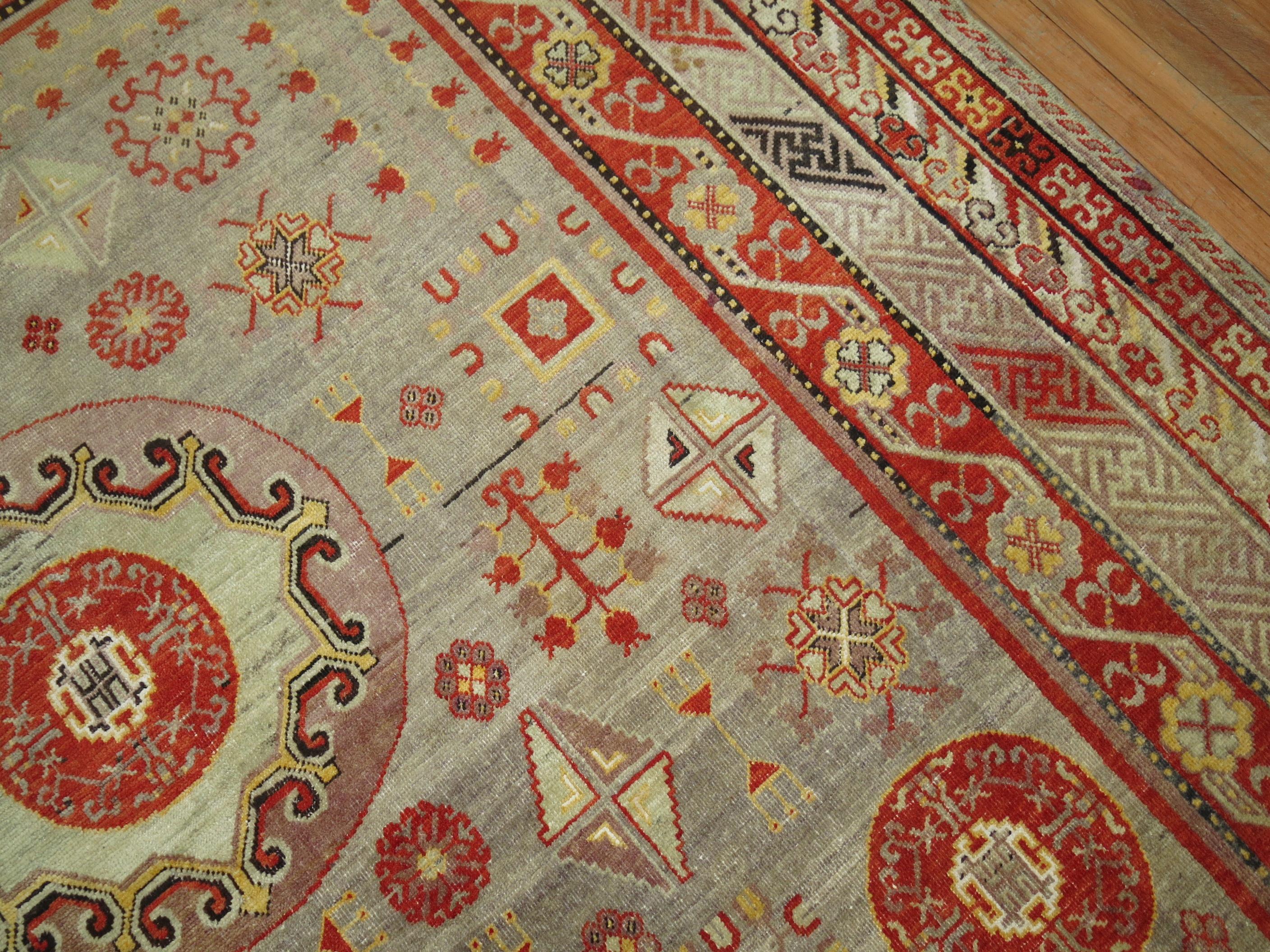 Großer grauer antiker Khotan-Teppich im Angebot 4