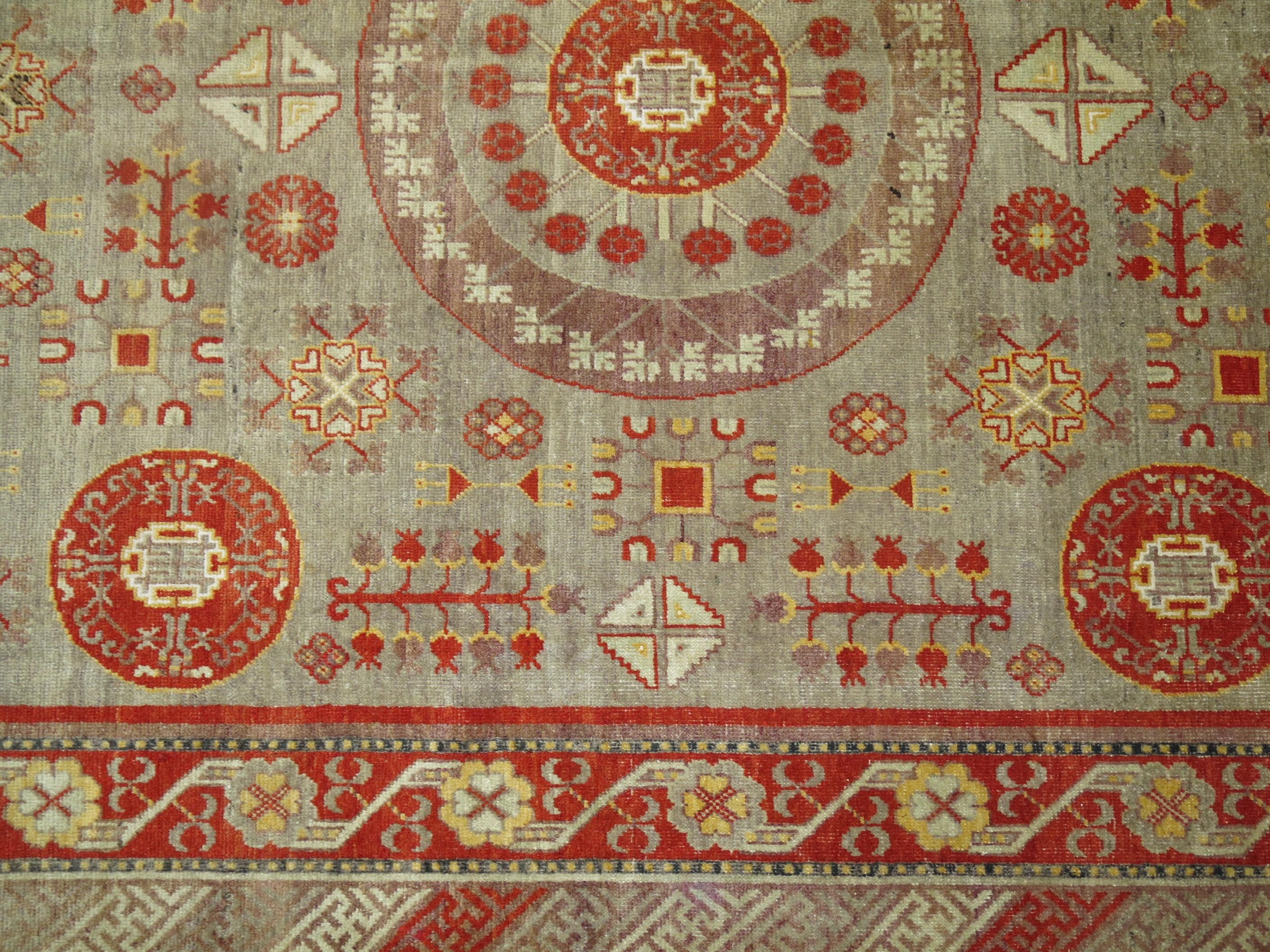 Großer grauer antiker Khotan-Teppich im Angebot 7