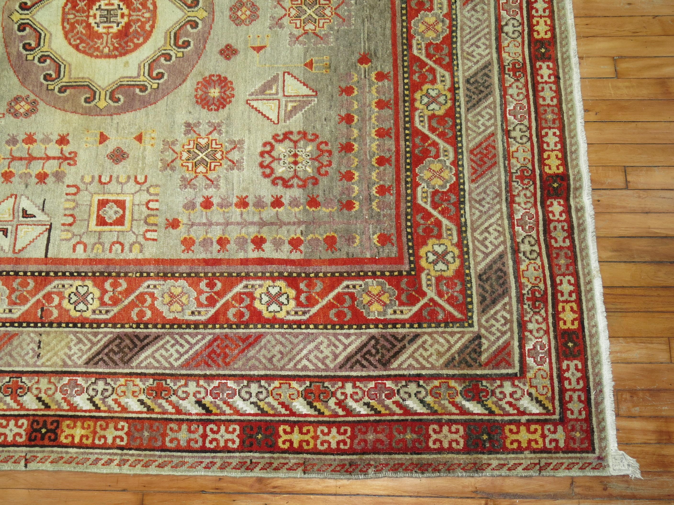 Großer antiker dekorativer Khotan-Teppich mit grauem Farbgrund aus dem frühen 20.

7'8'' x 15'10''

Die Teppiche werden seit dem 17. Jahrhundert hergestellt und erreichten ihren Höhepunkt im 18. und 19. Jahrhundert. Das Markenzeichen der