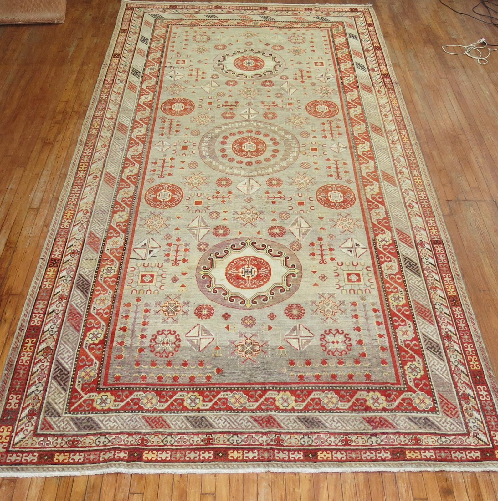 Großer grauer antiker Khotan-Teppich (Anglo-japanisch) im Angebot