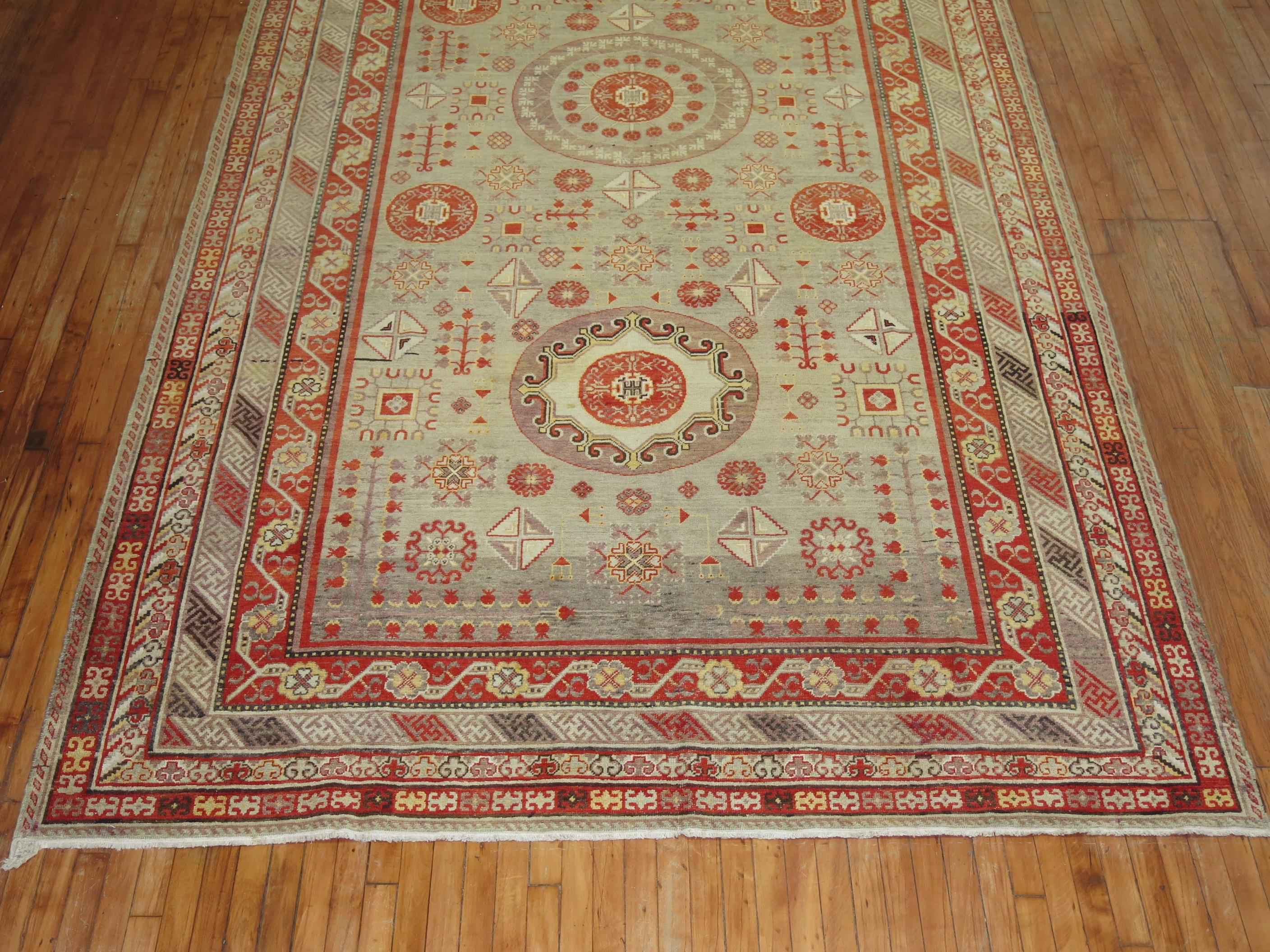 Großer grauer antiker Khotan-Teppich (Ostturkestanisch) im Angebot