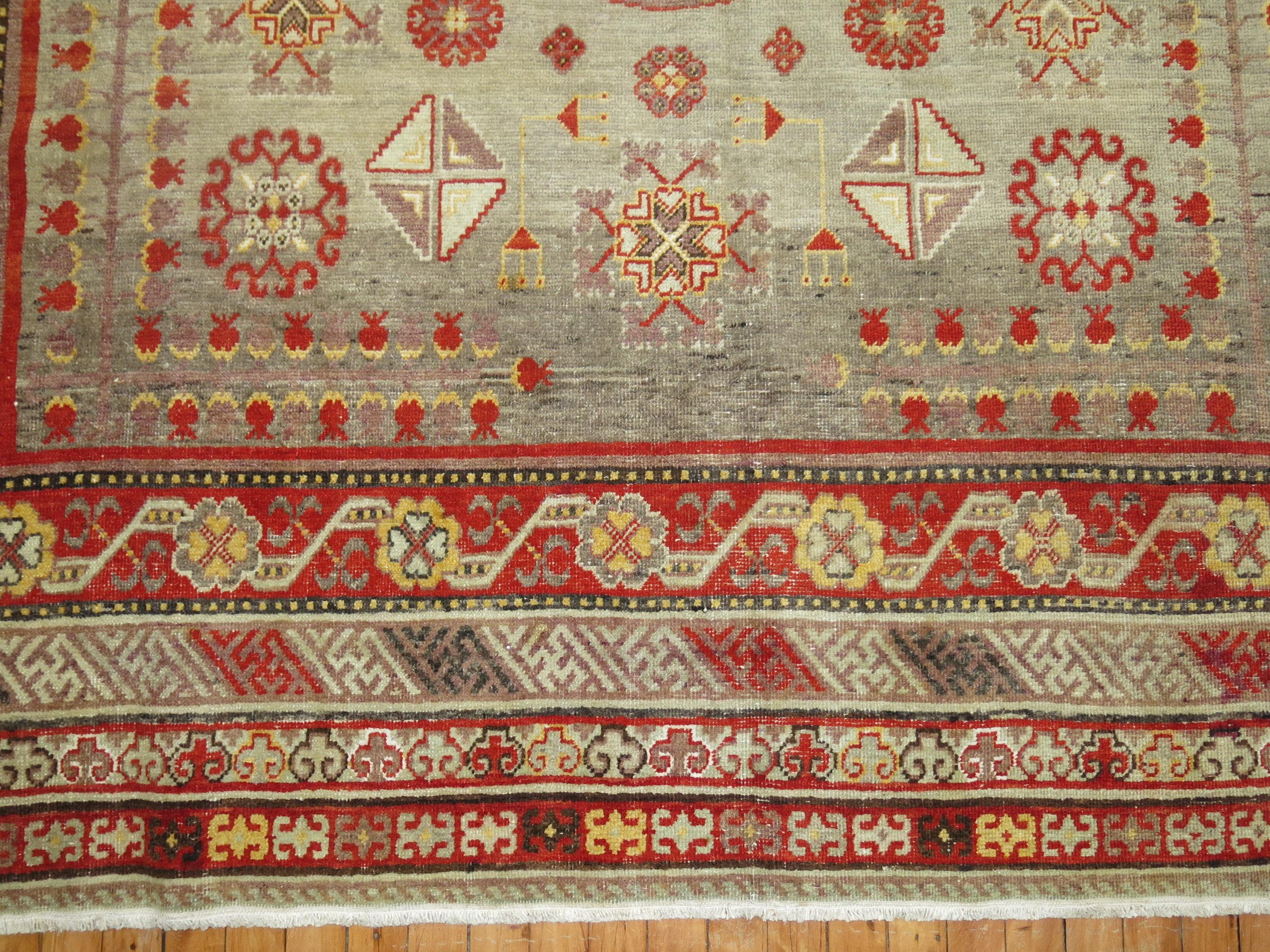 Großer grauer antiker Khotan-Teppich im Zustand „Gut“ im Angebot in New York, NY