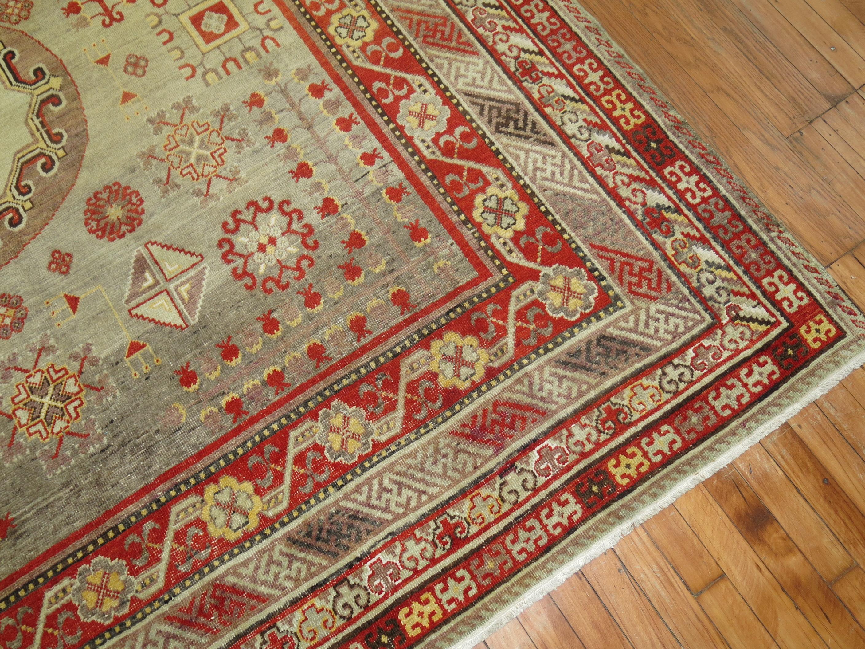 Großer grauer antiker Khotan-Teppich (20. Jahrhundert) im Angebot