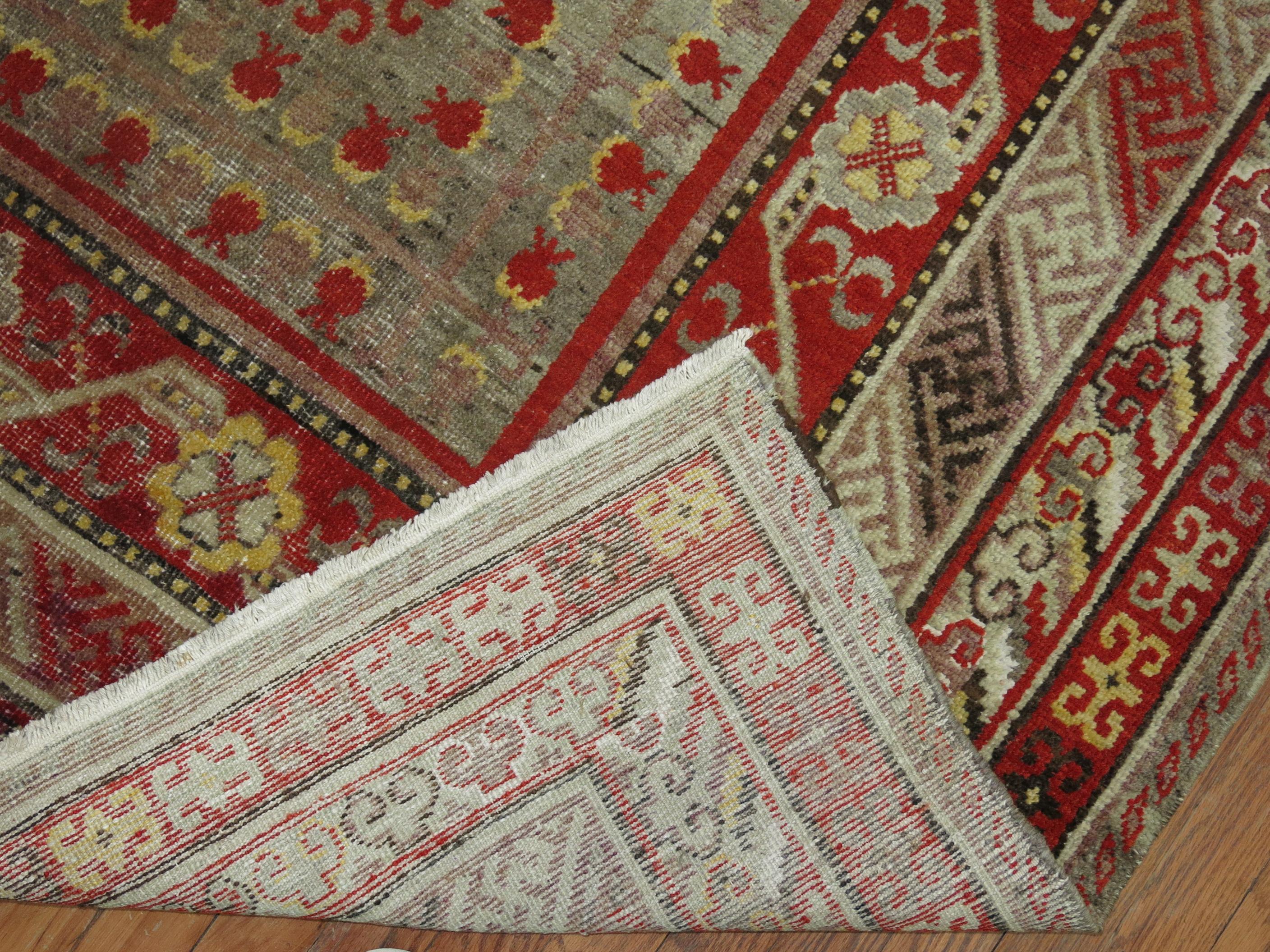 Großer grauer antiker Khotan-Teppich (Wolle) im Angebot