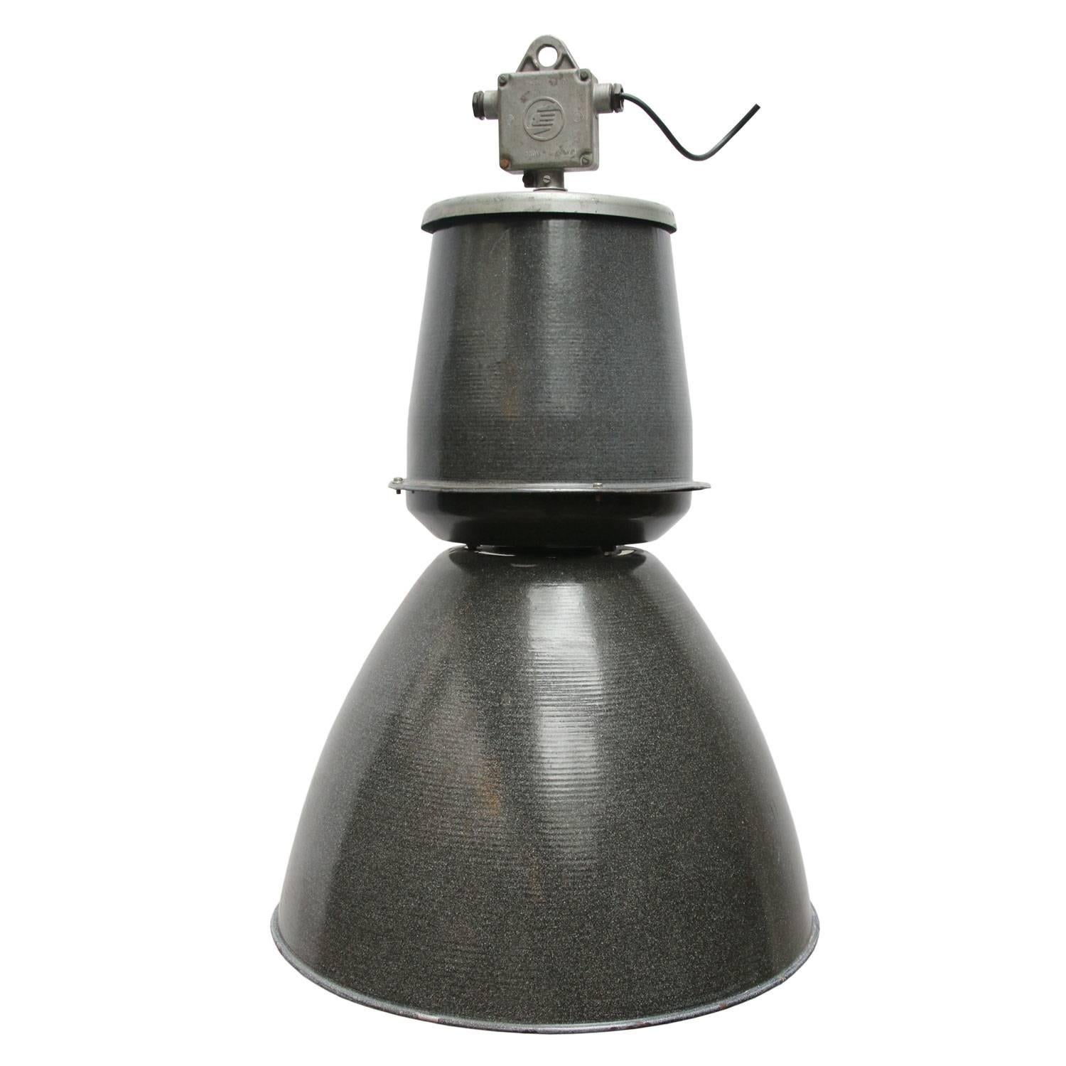 Big industrial pendant. Light gray enamel. There is an open space in the middle where light comes through. A beautiful effect which enhances the shape of the lamp.

Measures: Weight 8.0 kg / 17.6 lb

All lamps have been made suitable by