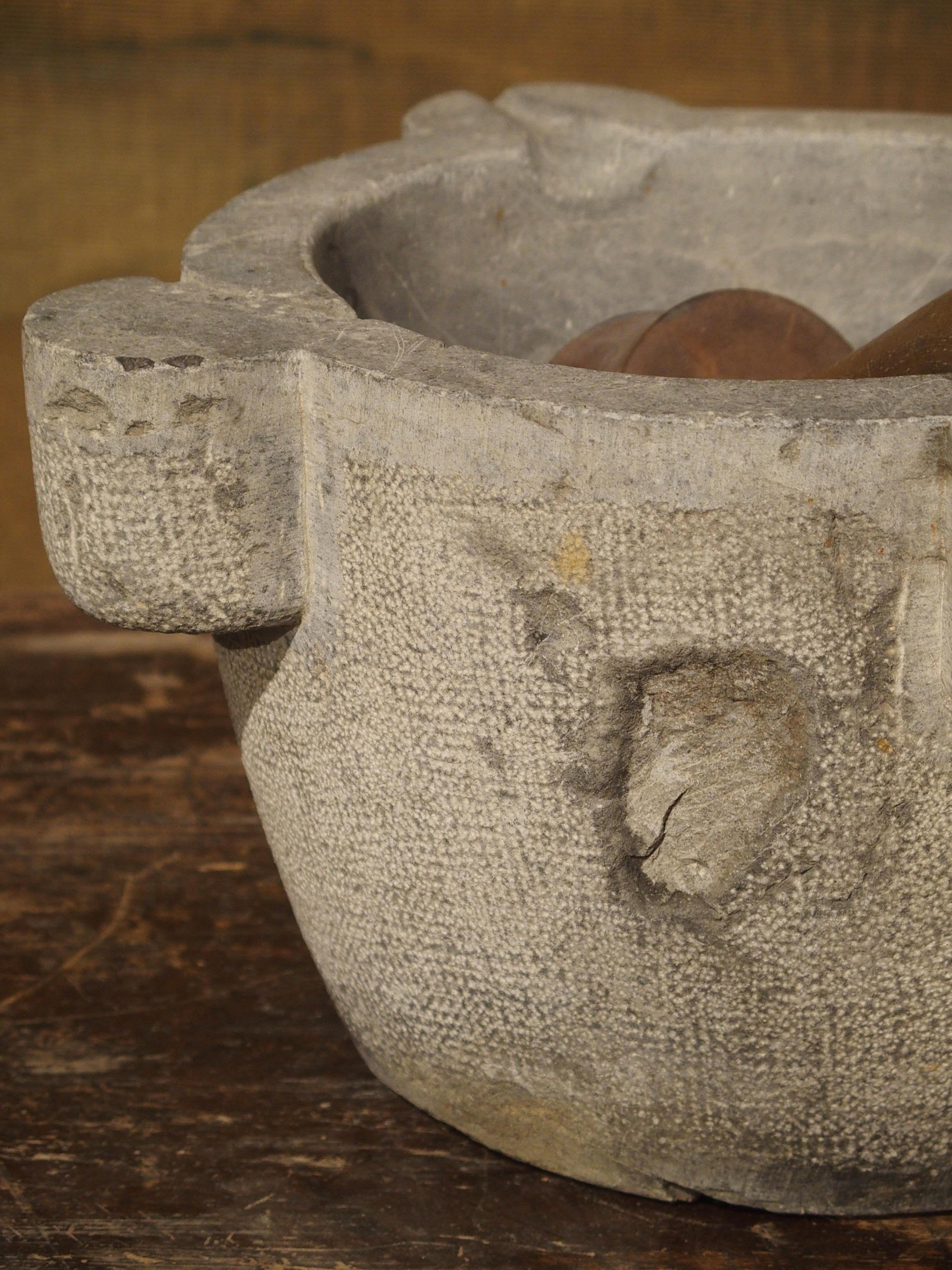 Nous disposons d'un large éventail de mortiers en pierre et de pilons en bois assortis (un pilon est en marbre), provenant de la collection d'un ancien pharmacien de Rouen, en France.

À l'origine, le mortier et le pilon étaient utilisés par les