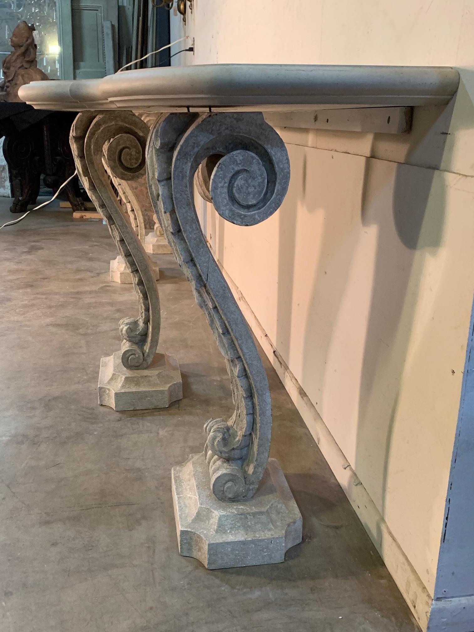 Calcaire Grande table console peinte en gris et calcaire en vente