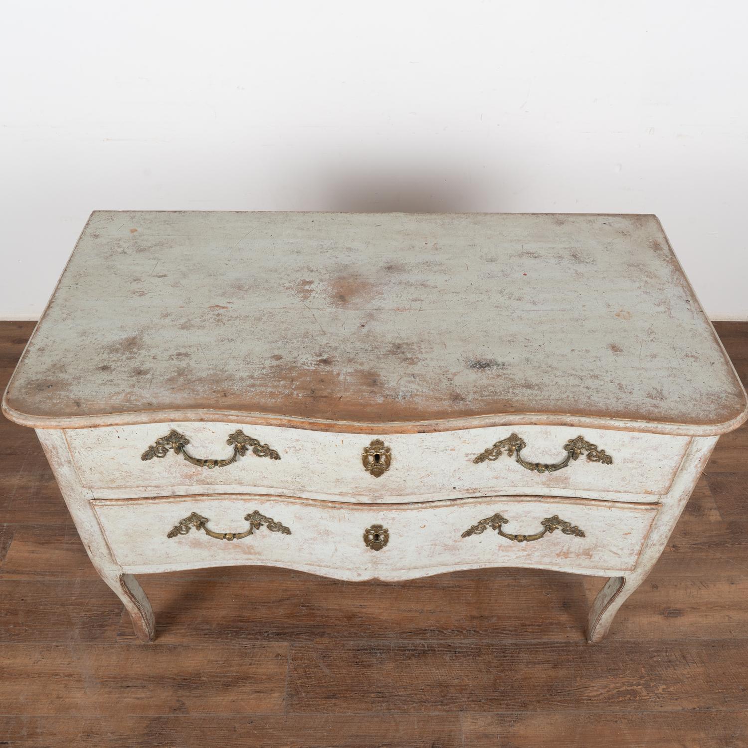 Large Gray Painted Commode, Italy circa 1800 In Good Condition For Sale In Round Top, TX