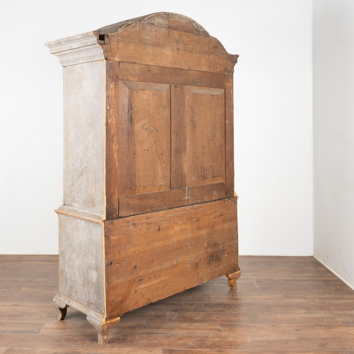 Gran armario sueco de pino pintado de gris, hacia 1770-1800 en venta 5