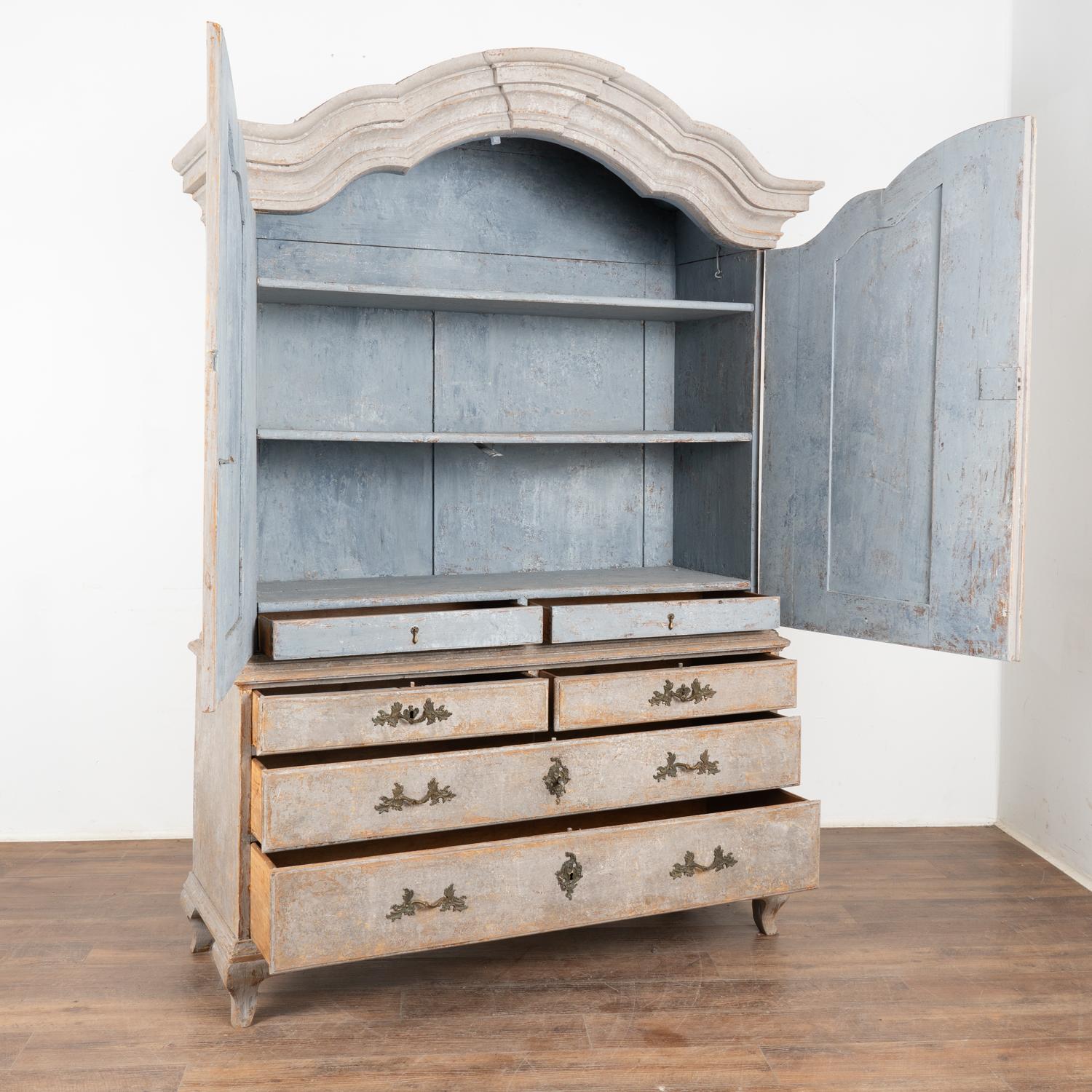 Gran armario sueco de pino pintado de gris, hacia 1770-1800 Gustaviano en venta