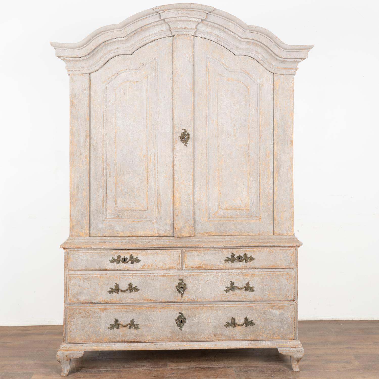 Gran armario sueco de pino pintado de gris, hacia 1770-1800 Sueco en venta
