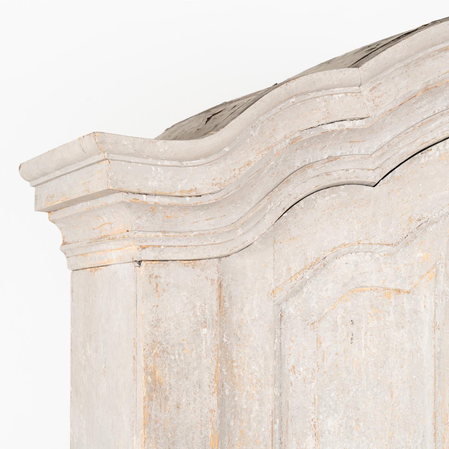 Gran armario sueco de pino pintado de gris, hacia 1770-1800 en Bueno estado para la venta en Round Top, TX