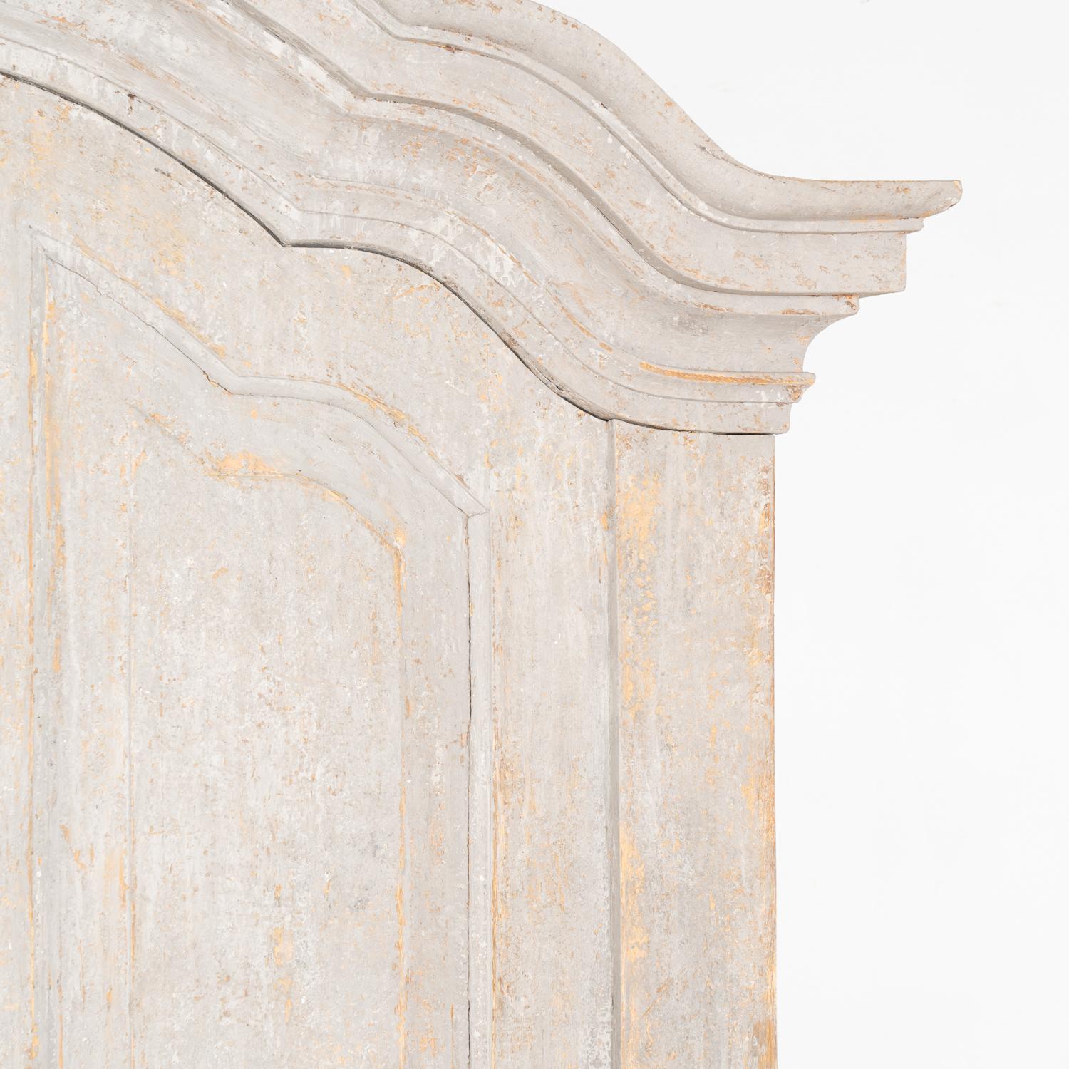 Gran armario sueco de pino pintado de gris, hacia 1770-1800 Pino en venta