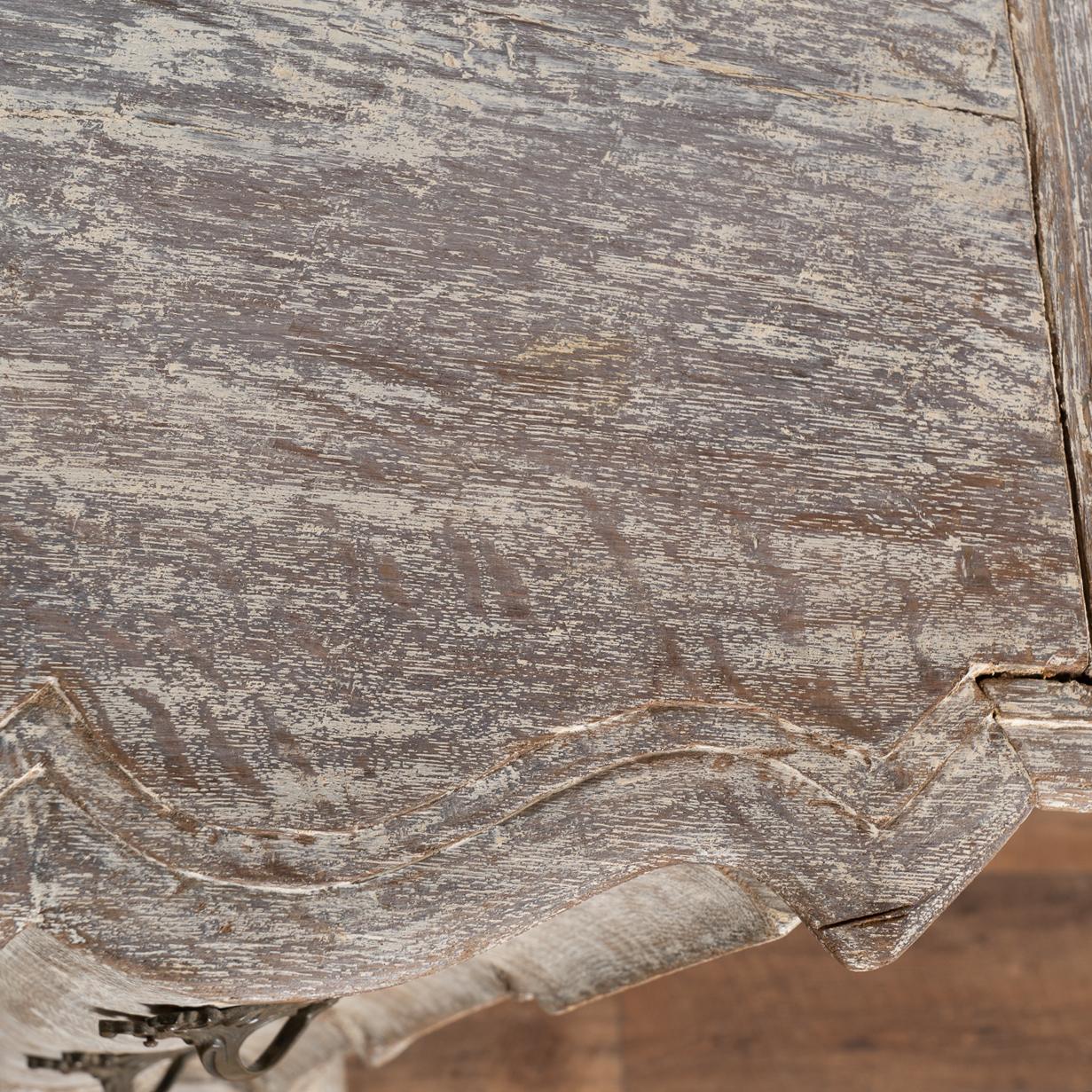 Grande commode rococo grise à quatre tiroirs, Suède vers 1760-80 en vente 5