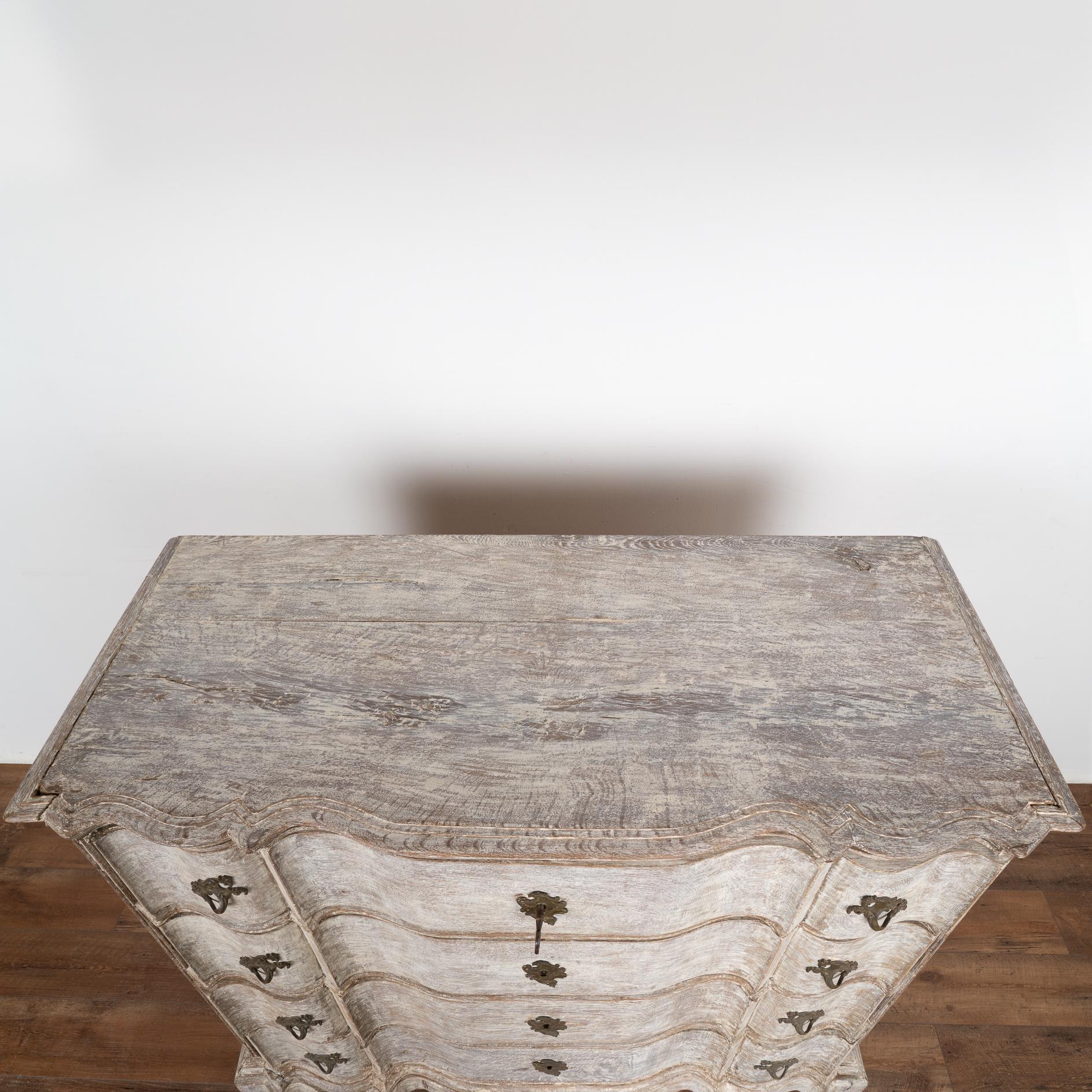 Grande commode rococo grise à quatre tiroirs, Suède vers 1760-80 Bon état - En vente à Round Top, TX
